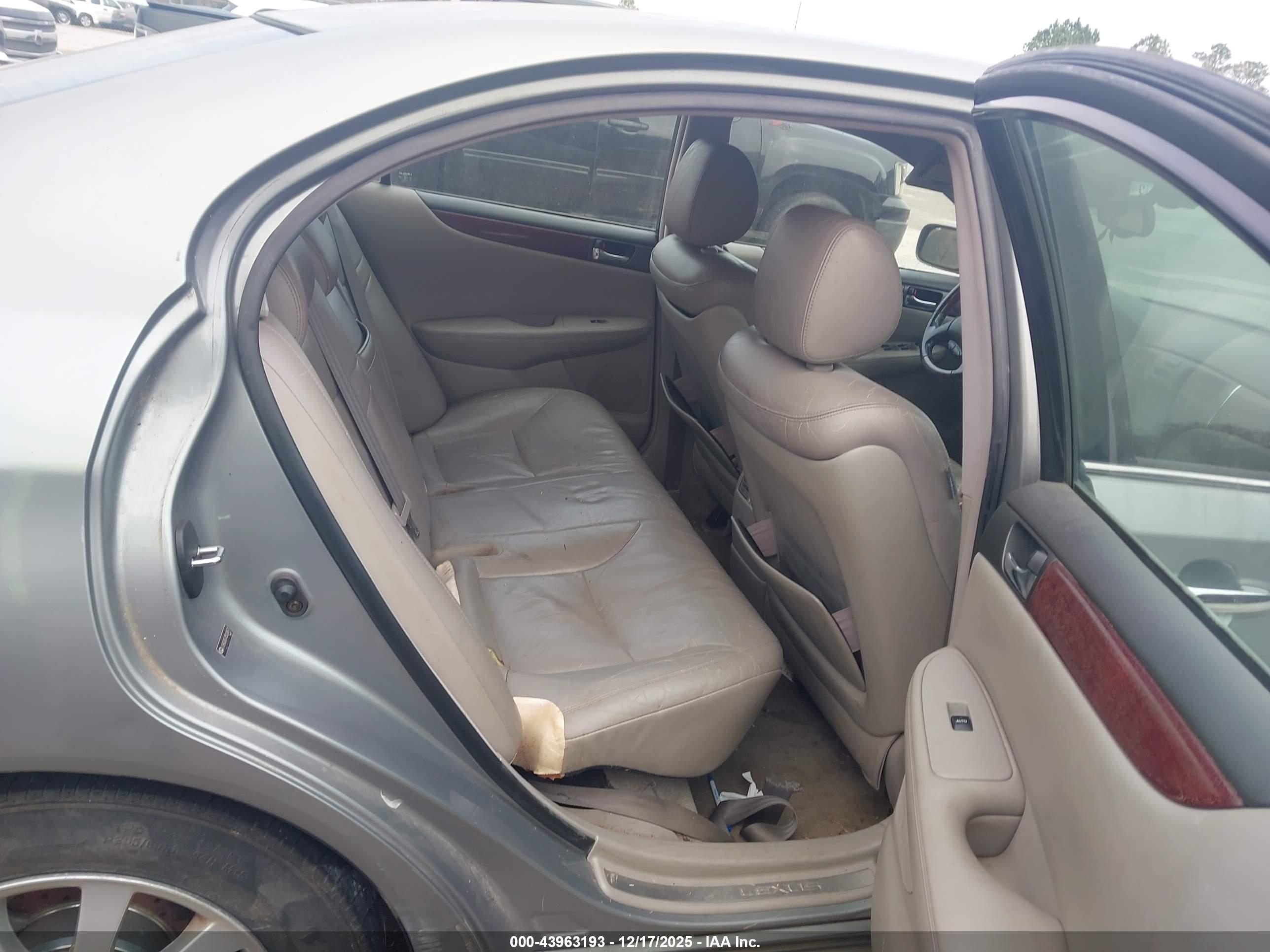 LEXUS ES image 8