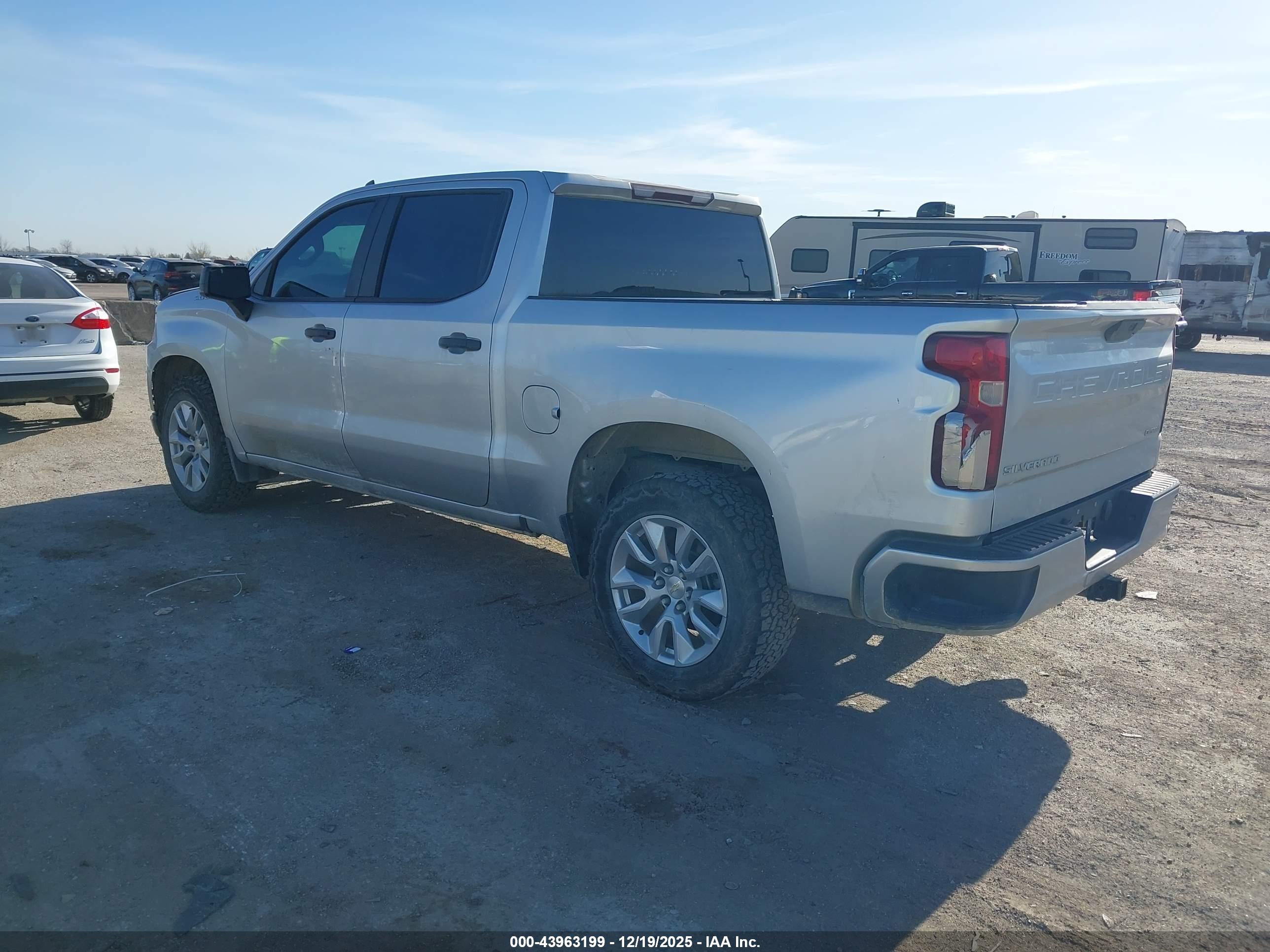 CHEVROLET SILVERADO image 3