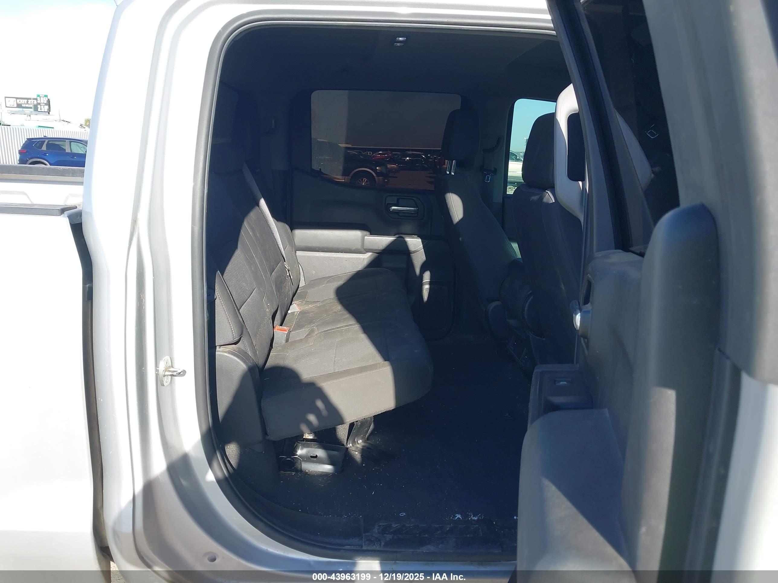 CHEVROLET SILVERADO image 8
