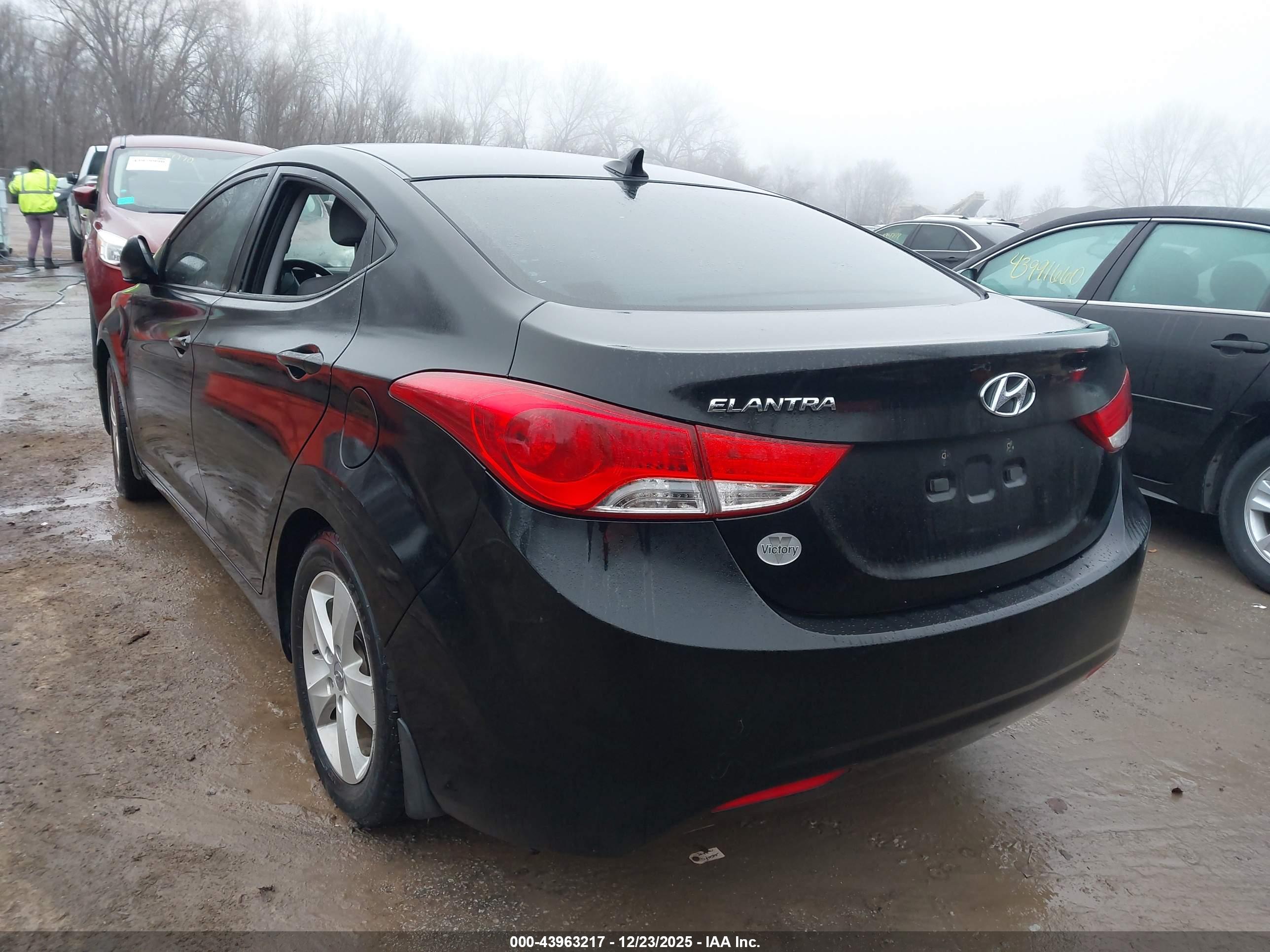 HYUNDAI ELANTRA image 3