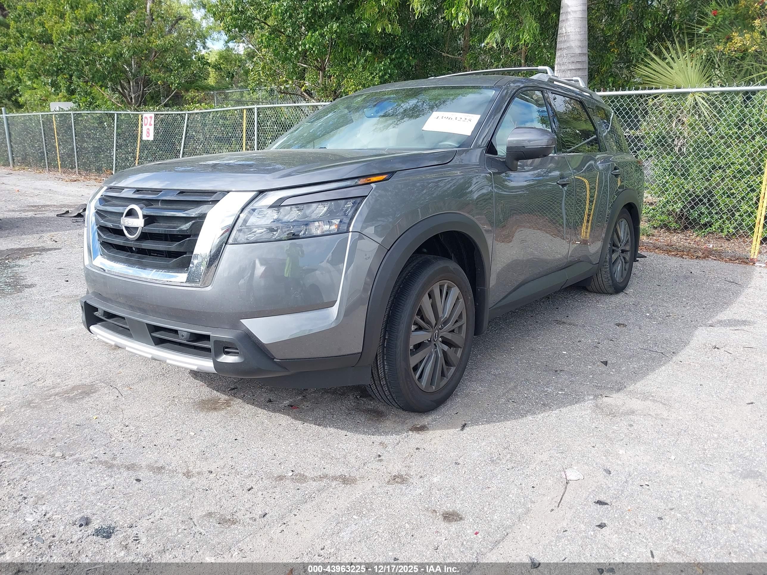 NISSAN PATHFINDER image 2