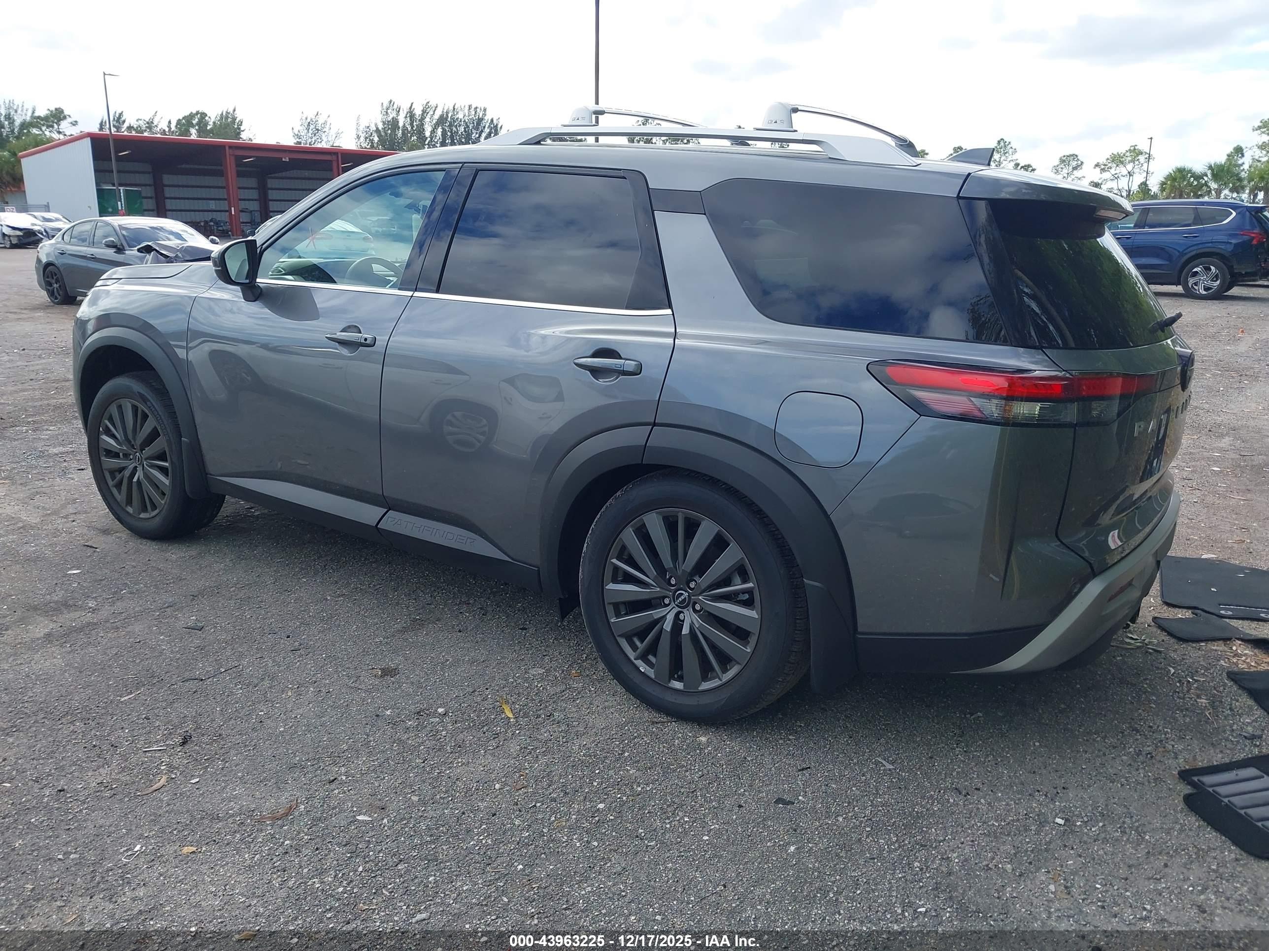 NISSAN PATHFINDER image 3