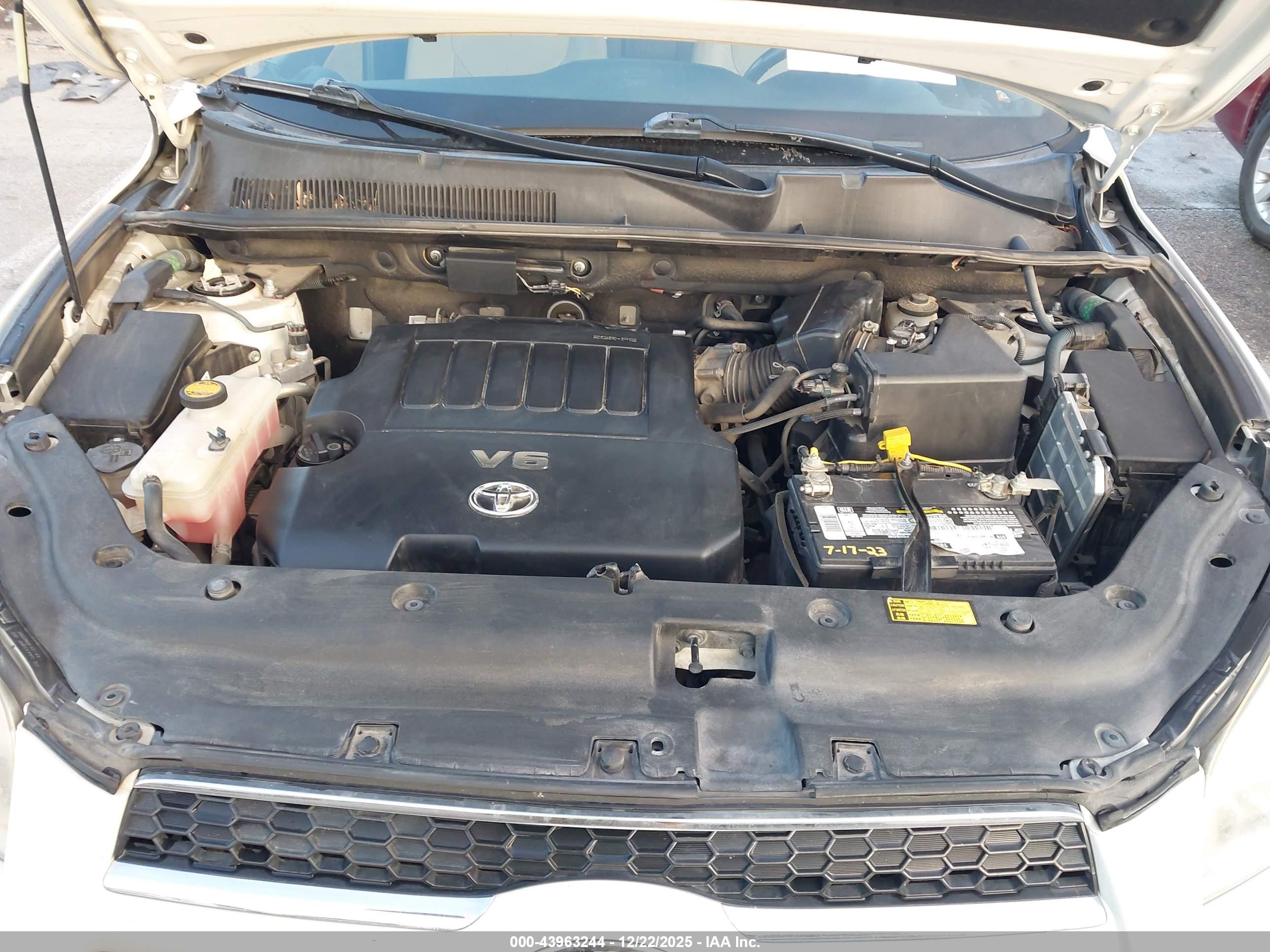TOYOTA RAV4 image 10