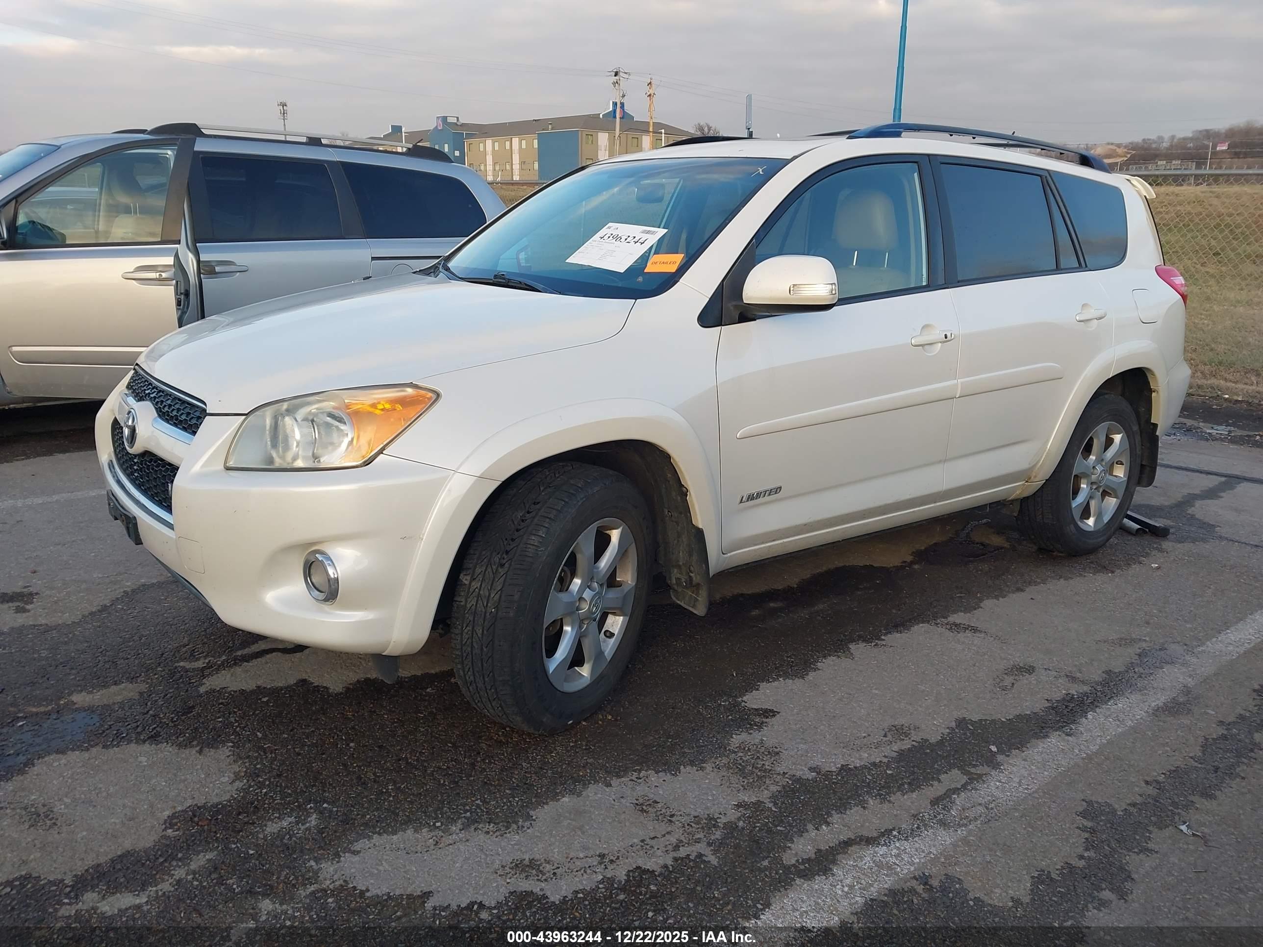 TOYOTA RAV4 image 2