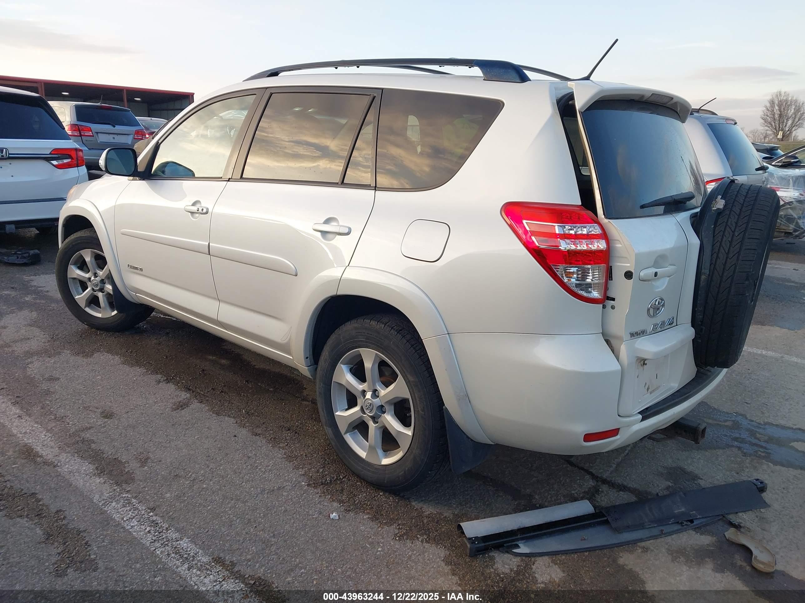 TOYOTA RAV4 image 3