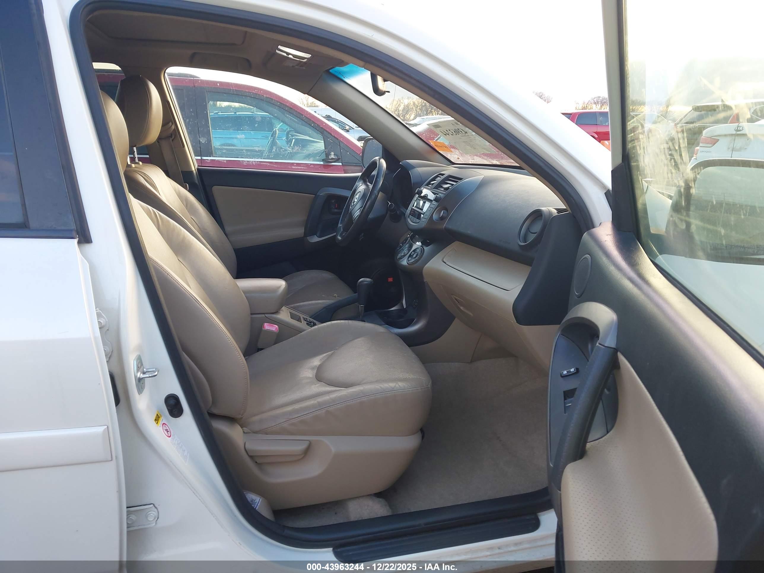 TOYOTA RAV4 image 5