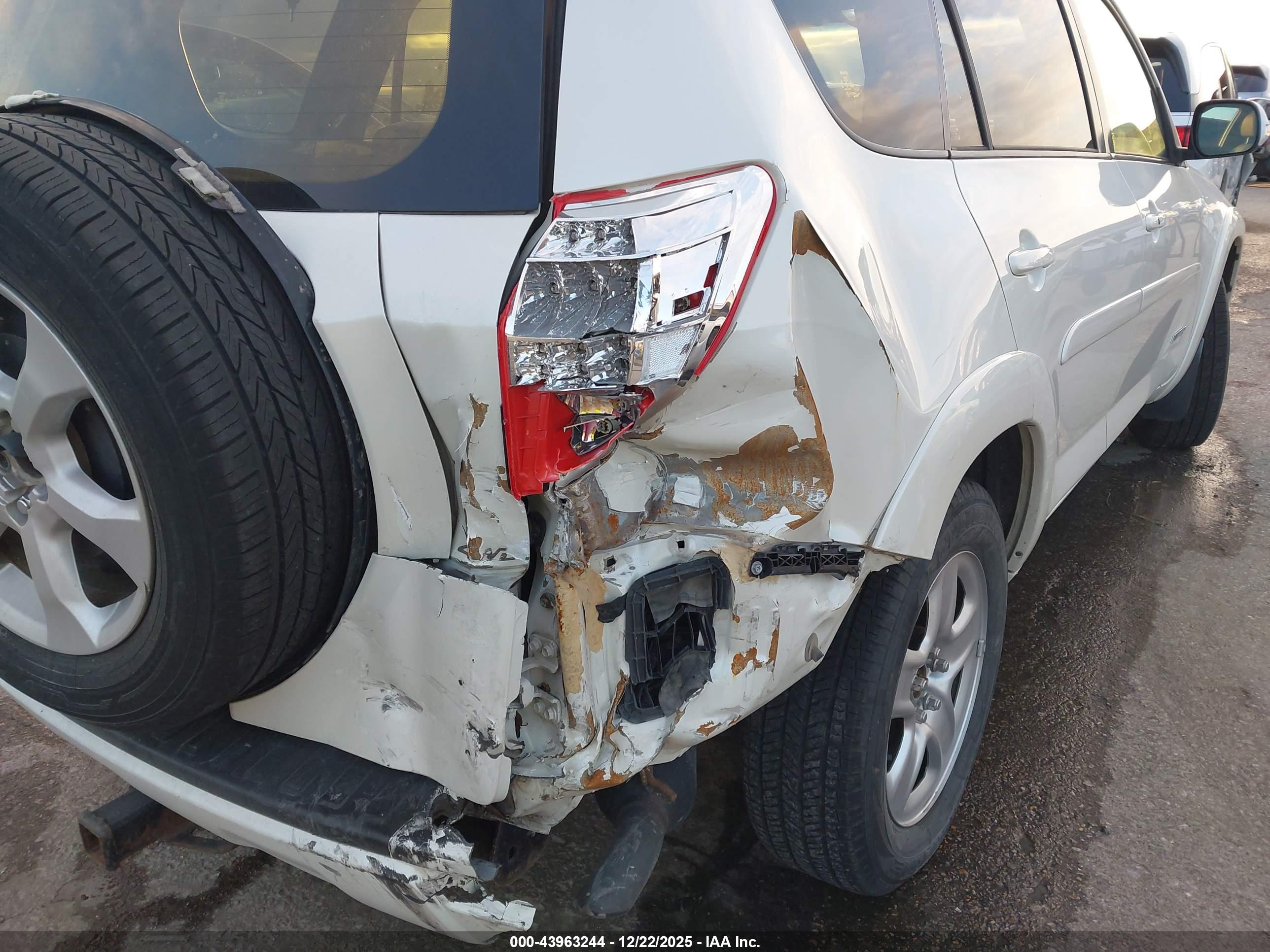 TOYOTA RAV4 image 6