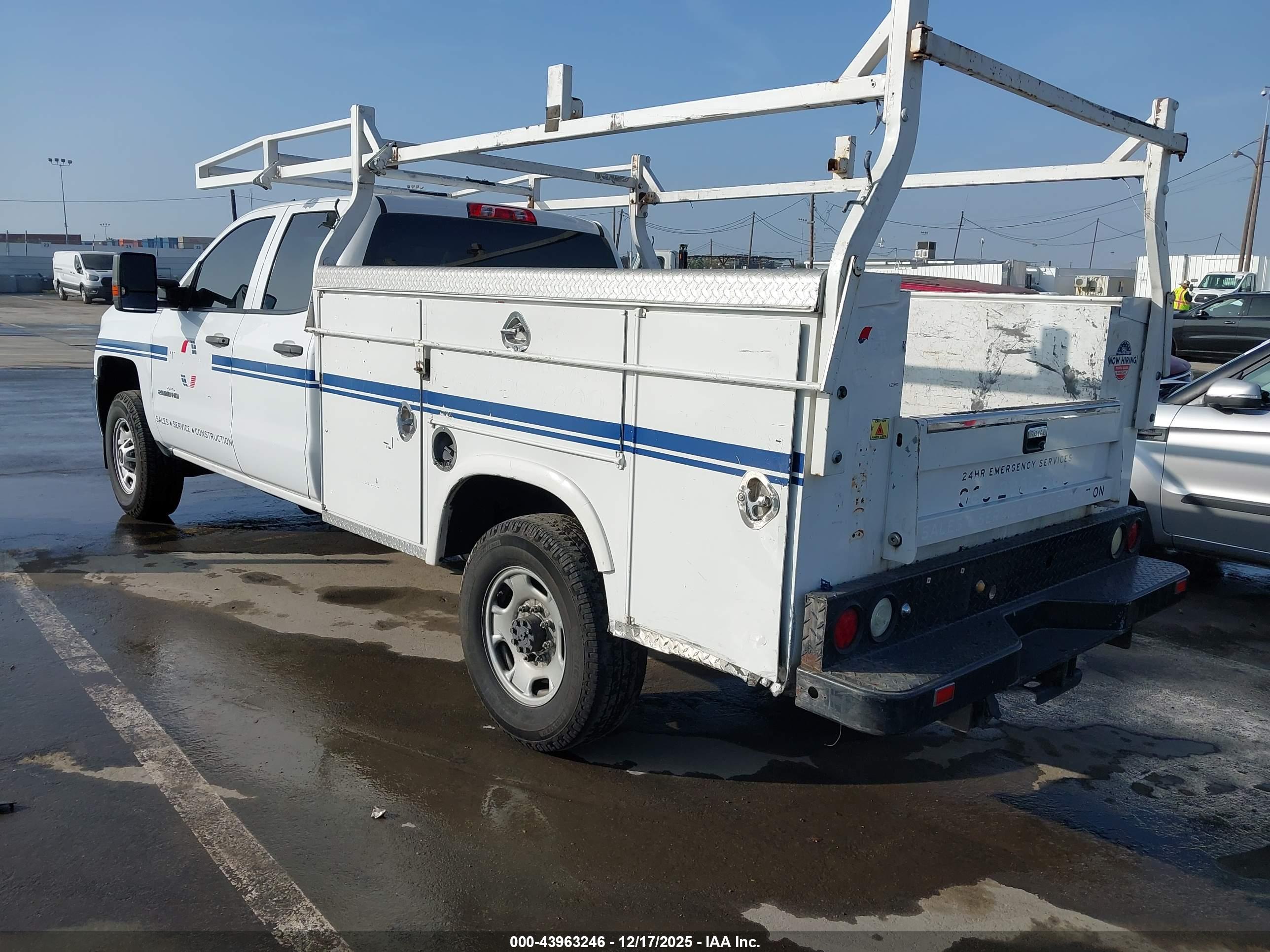 CHEVROLET SILVERADO image 3