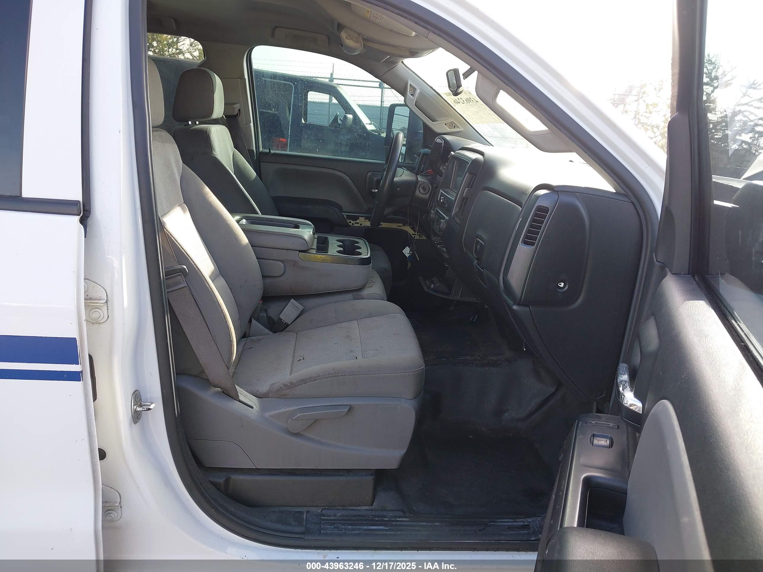CHEVROLET SILVERADO image 5