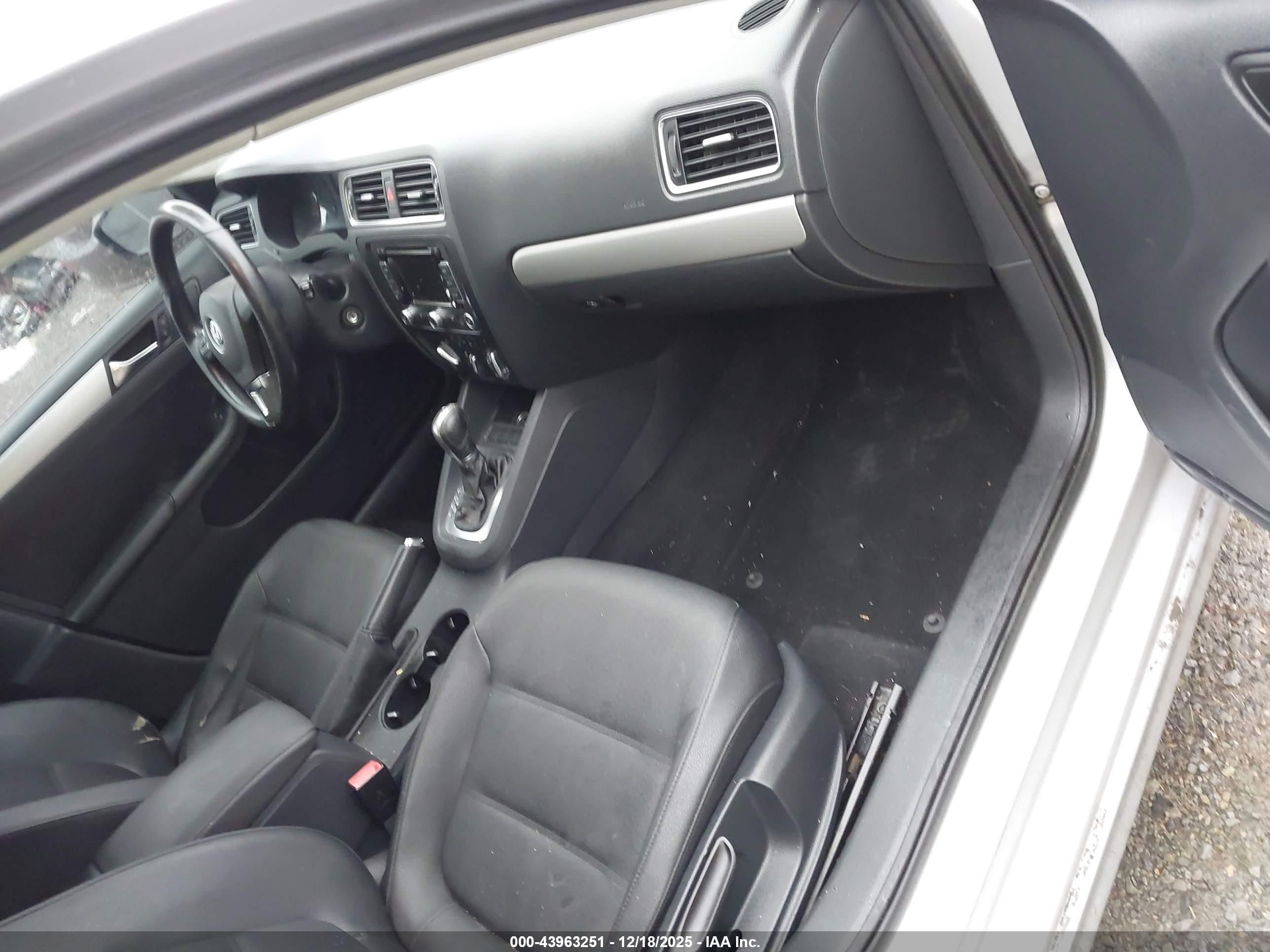 VOLKSWAGEN JETTA image 5