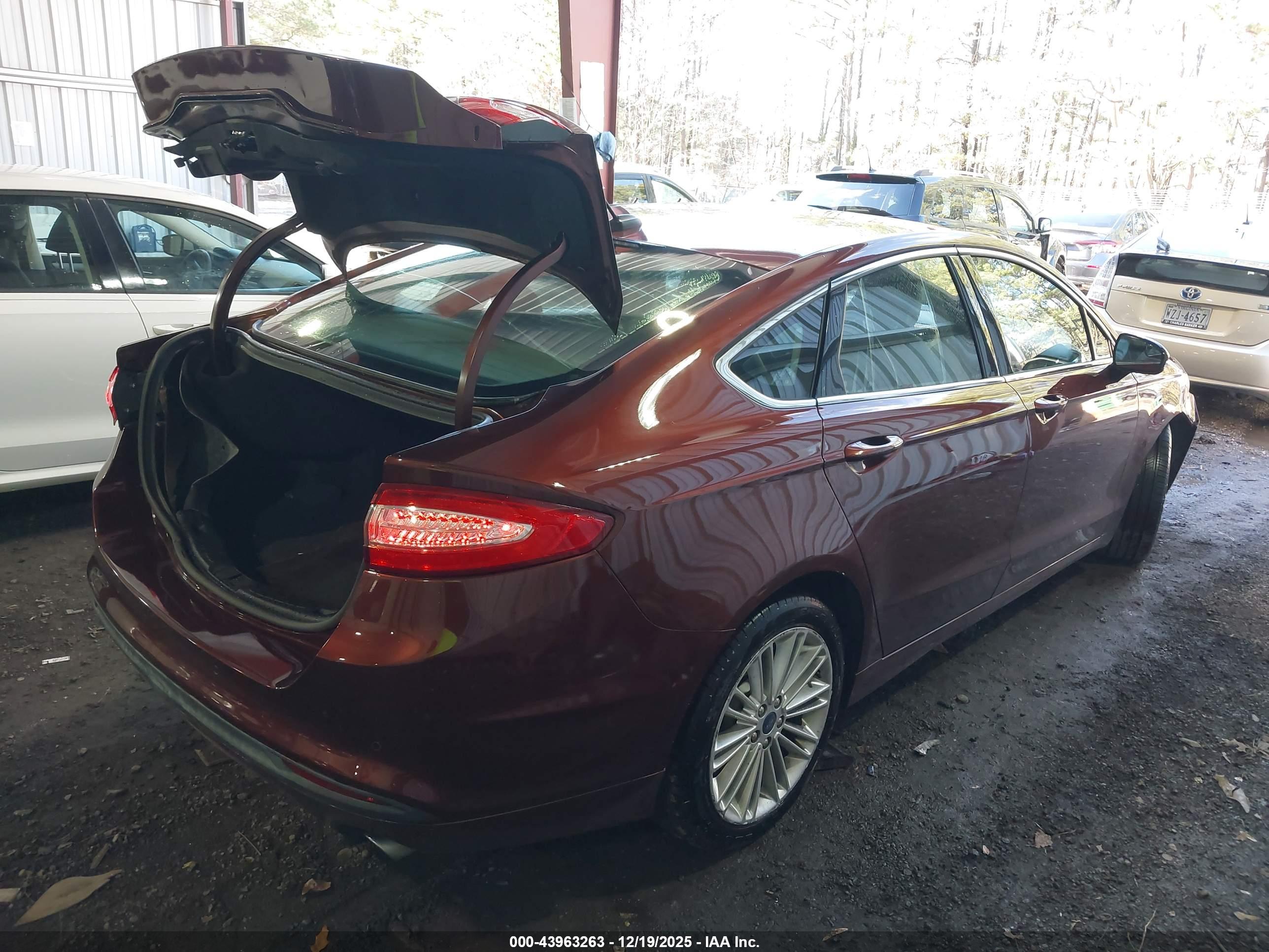 FORD FUSION image 4