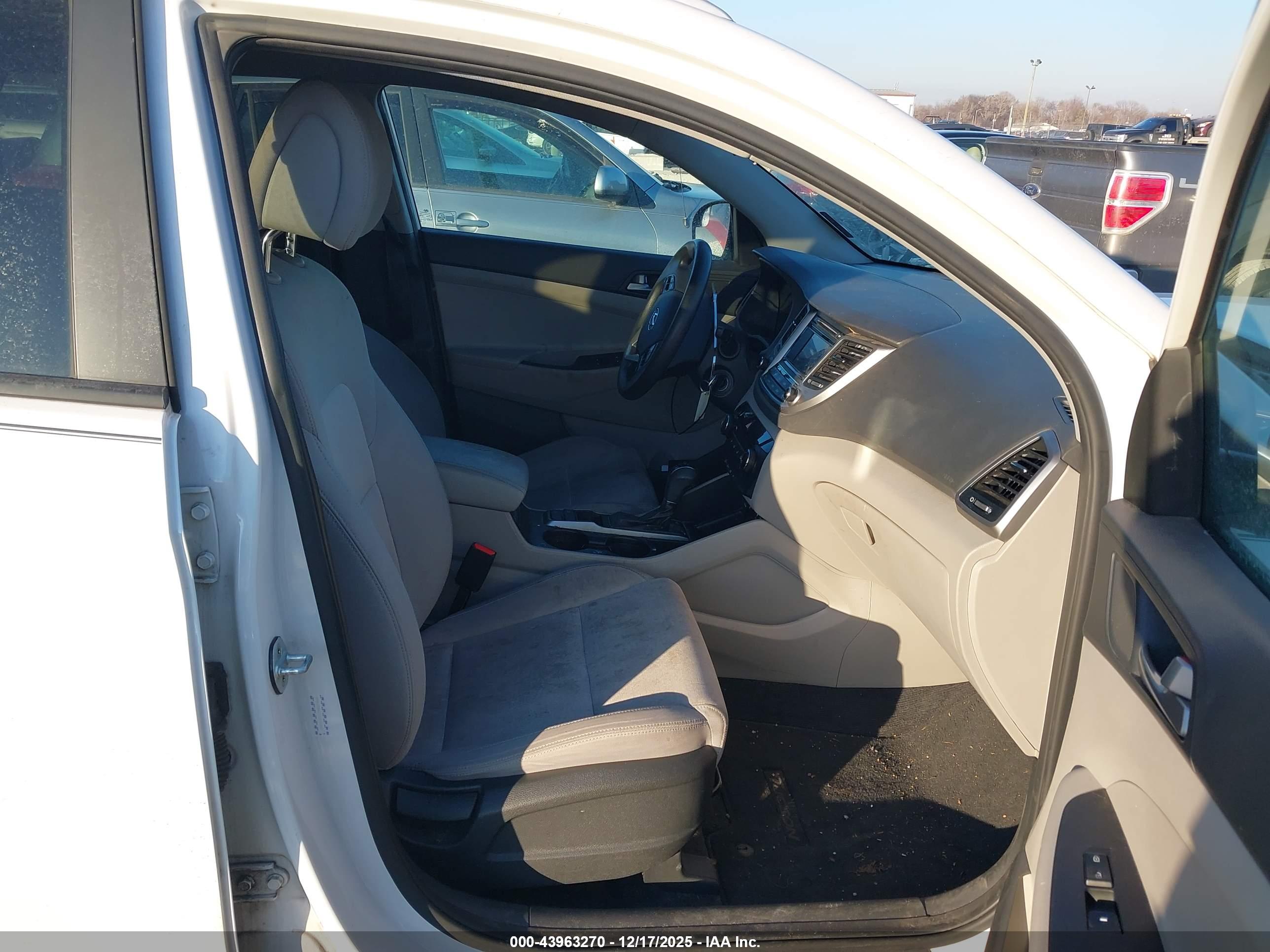 HYUNDAI TUCSON image 5