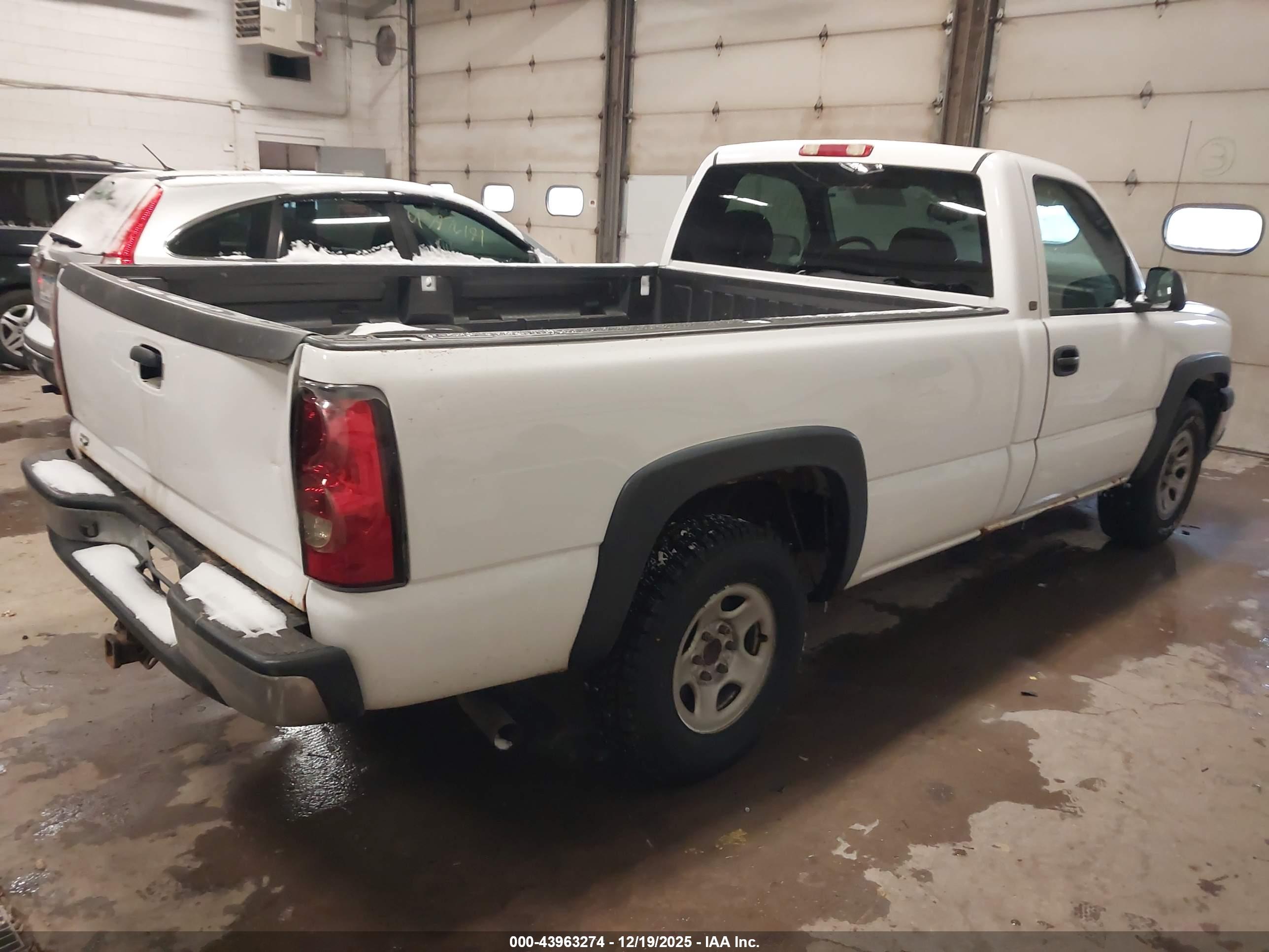 CHEVROLET SILVERADO image 4
