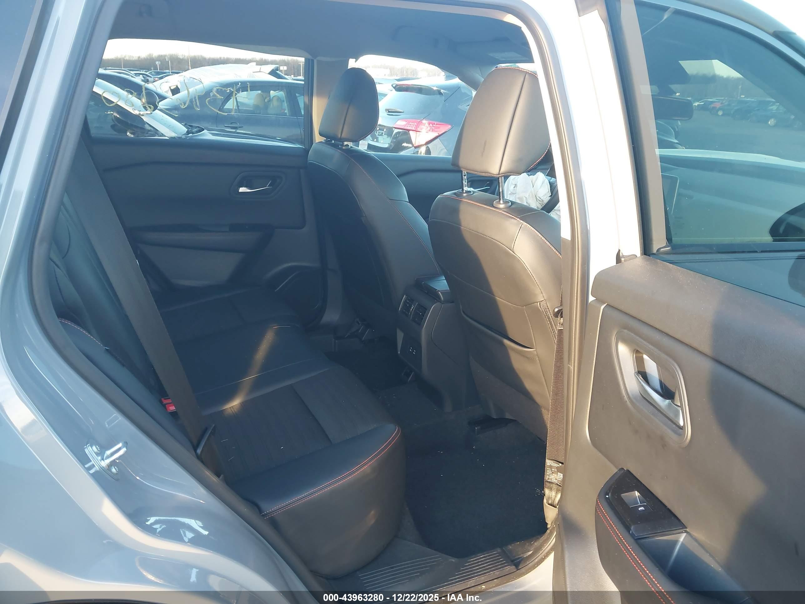 NISSAN ROGUE image 8