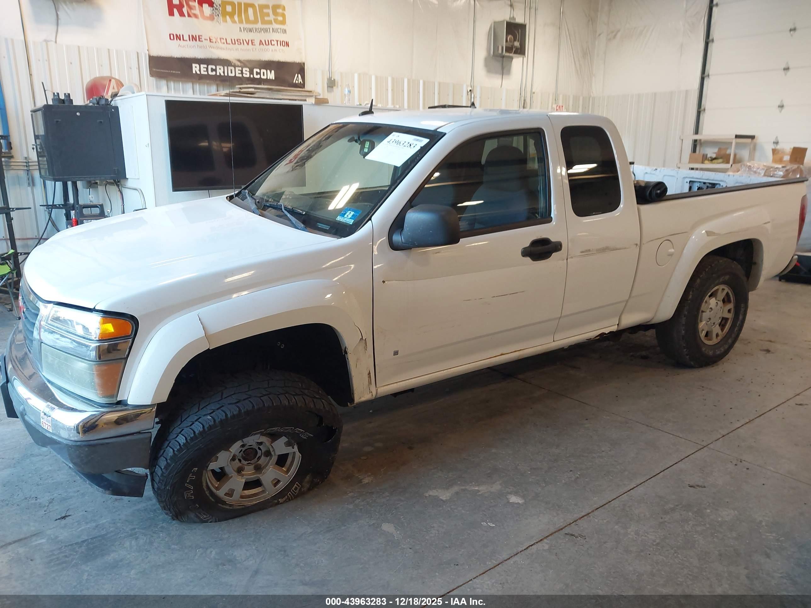 GMC CANYON image 2