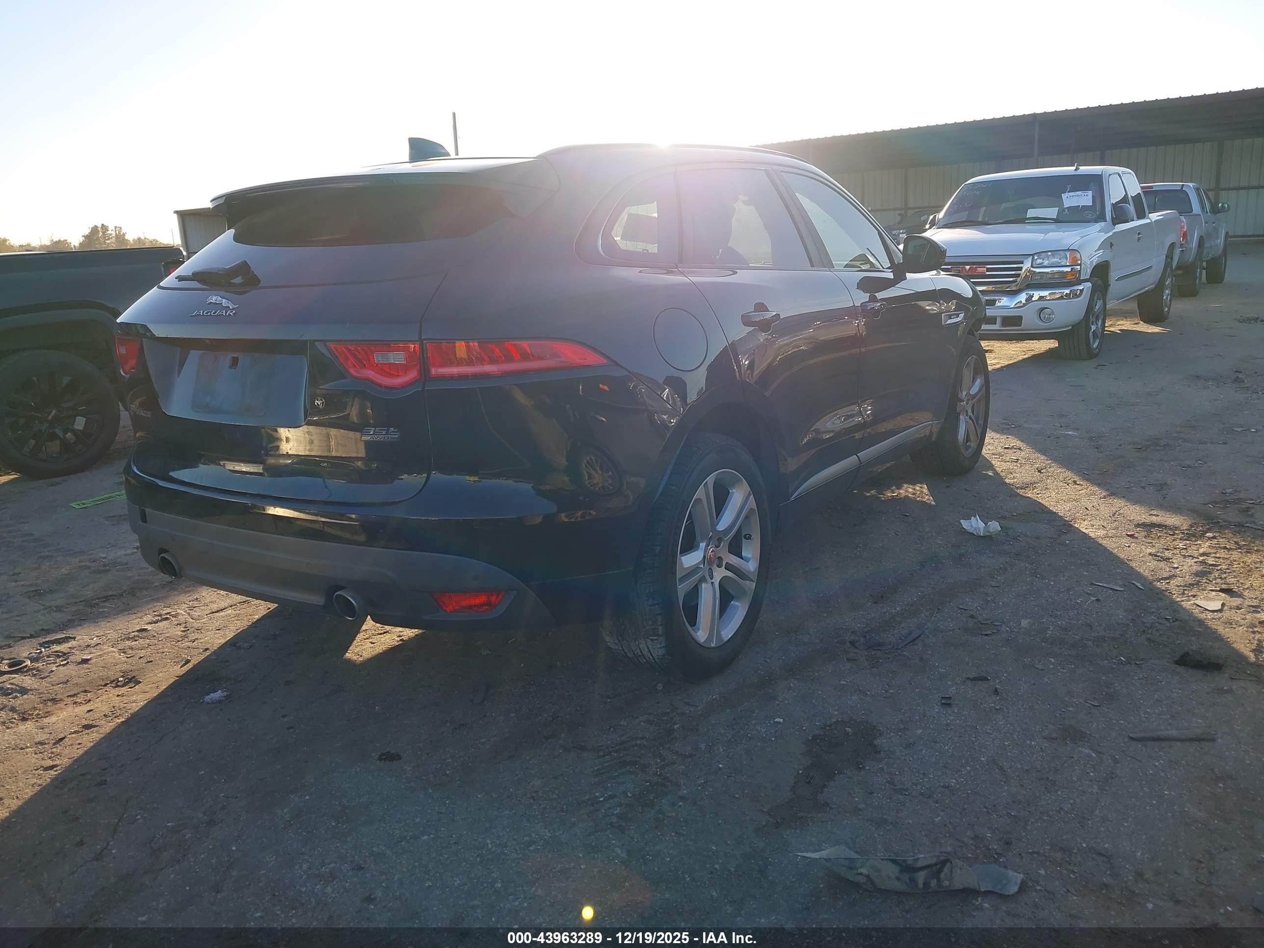JAGUAR F-PACE image 4