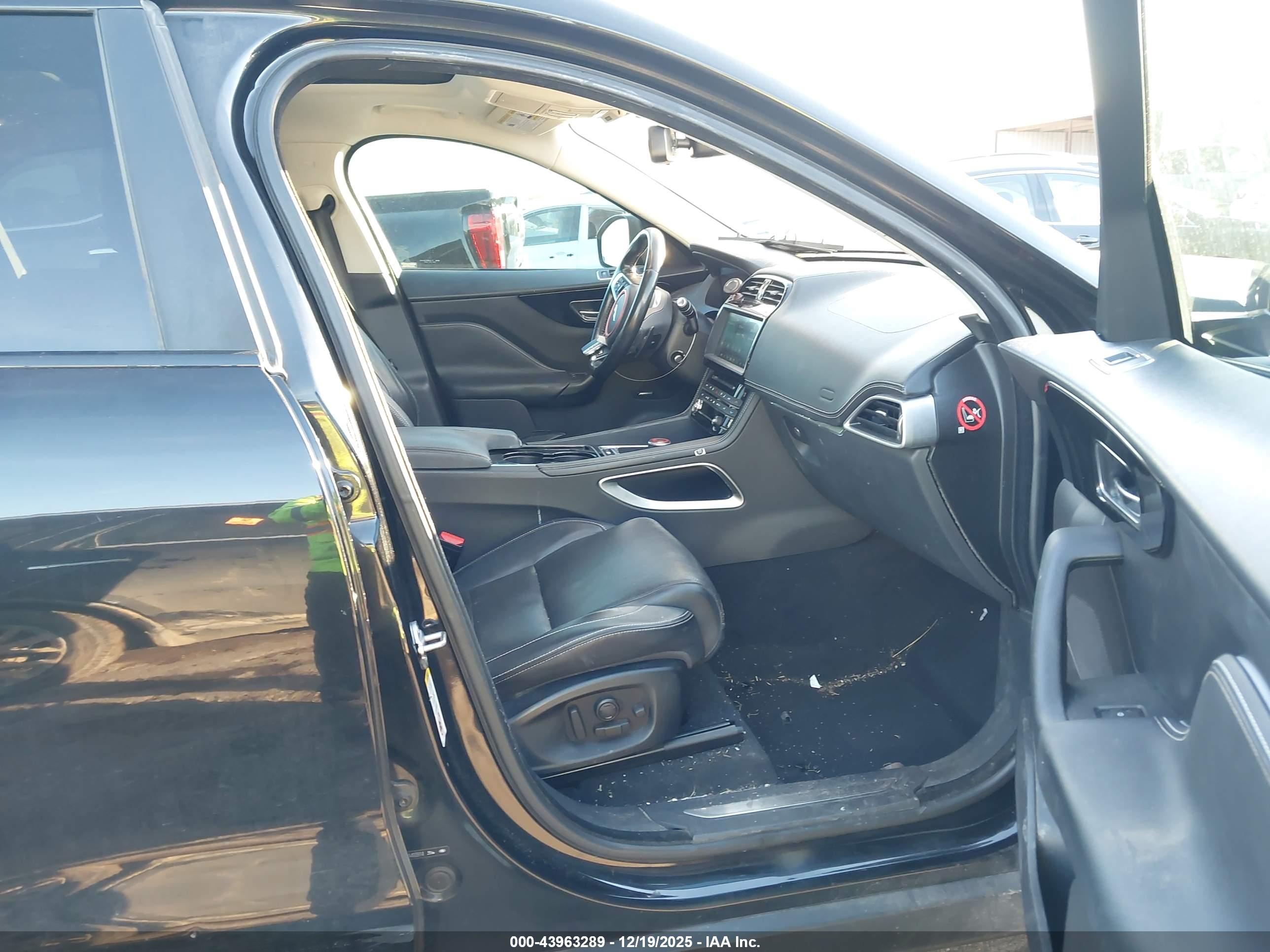 JAGUAR F-PACE image 5