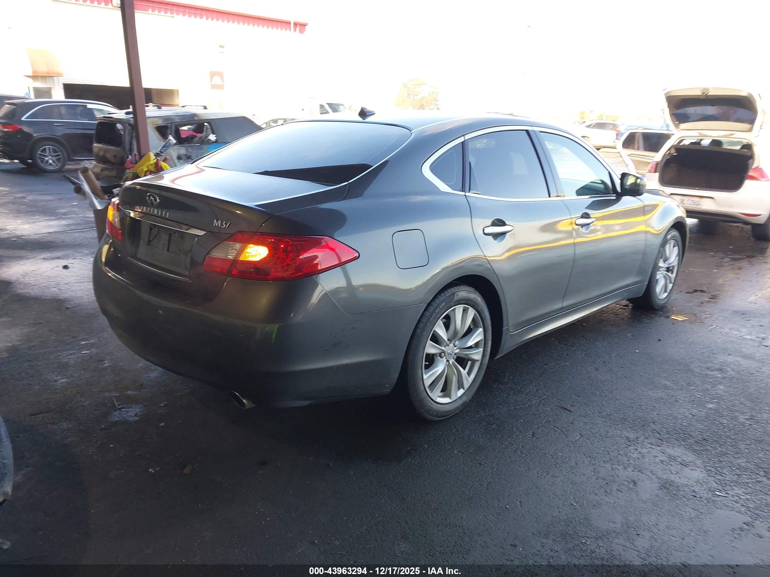 INFINITI M37 image 4