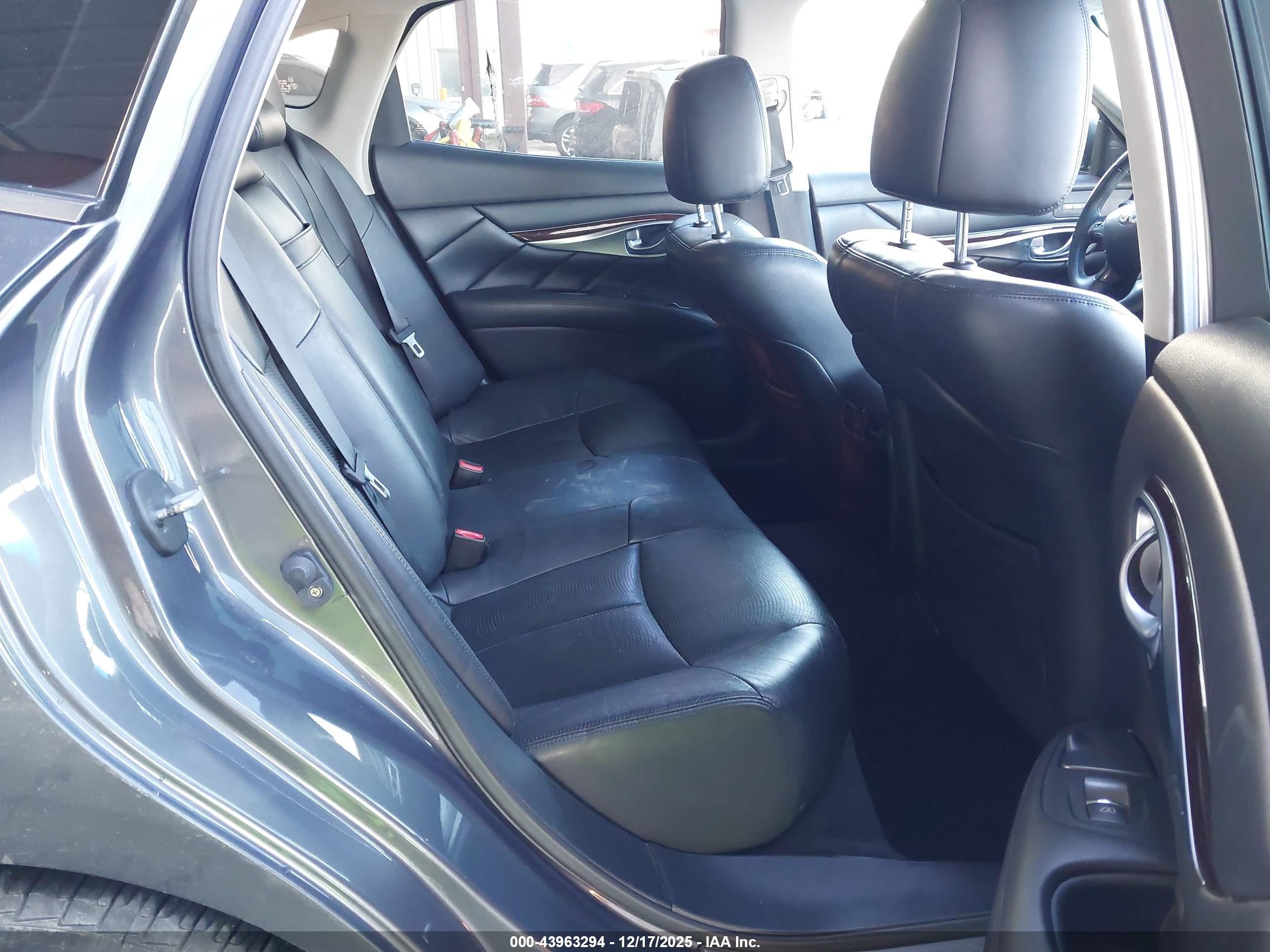 INFINITI M37 image 8