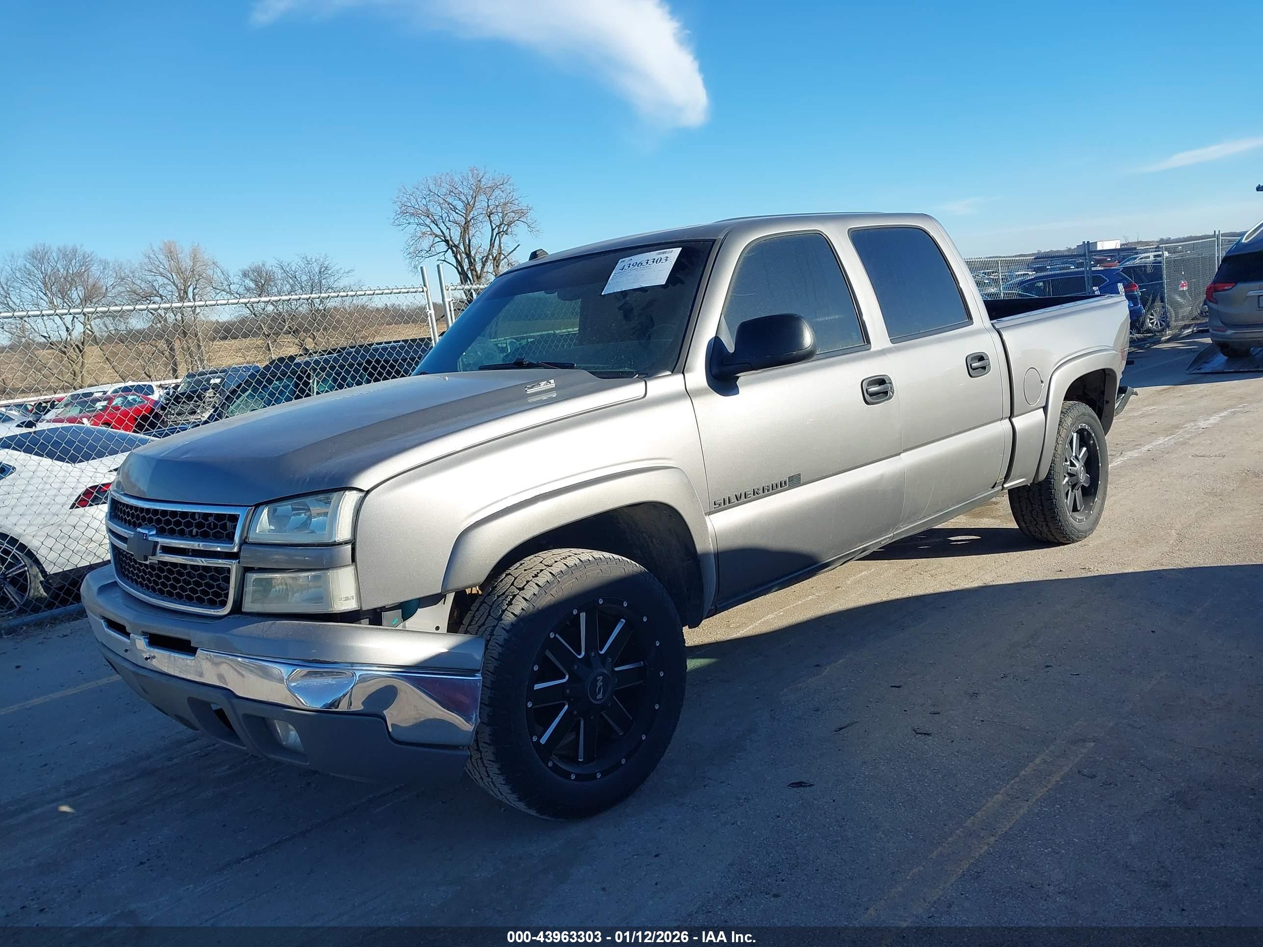 CHEVROLET SILVERADO image 2