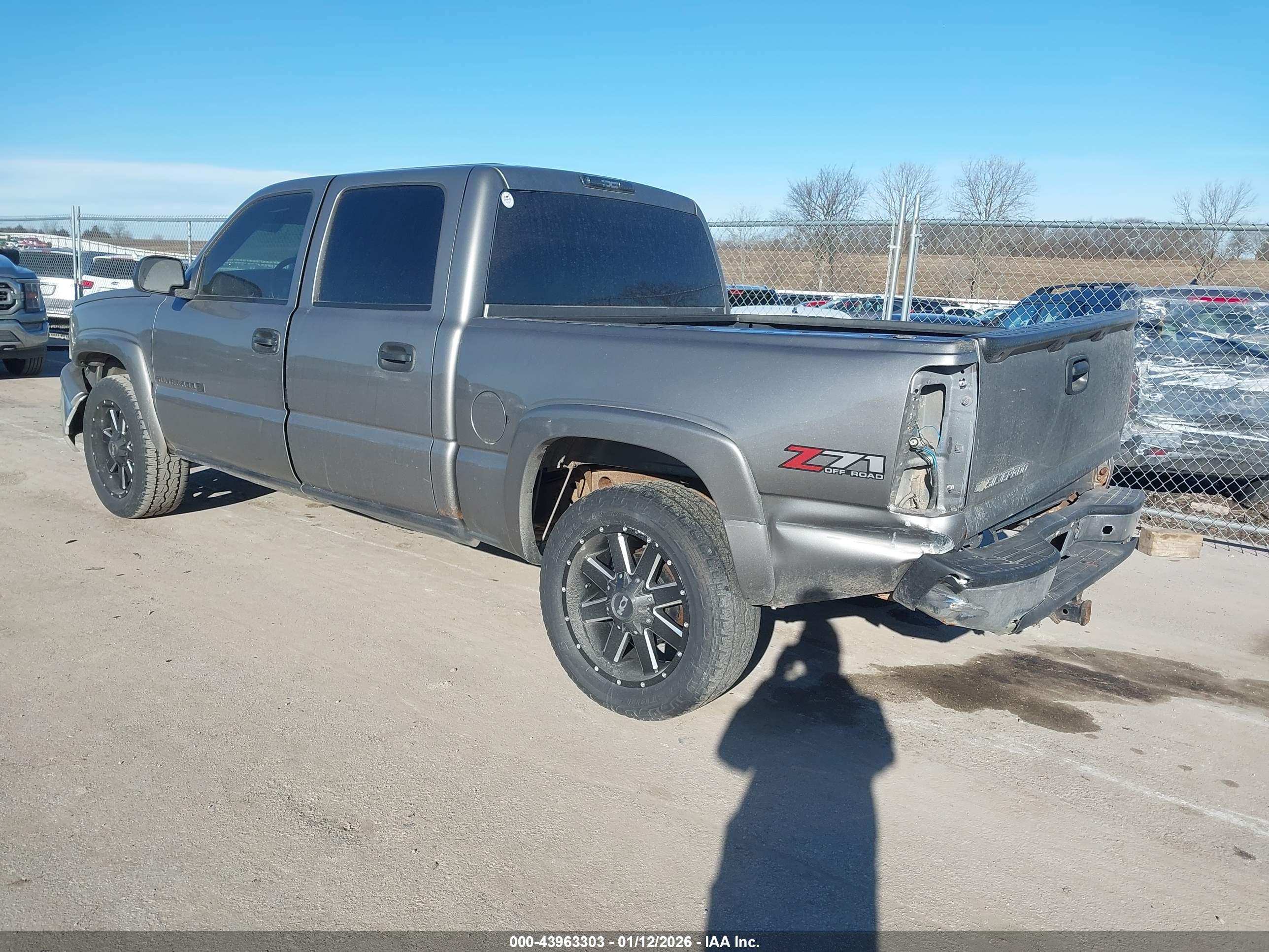 CHEVROLET SILVERADO image 3