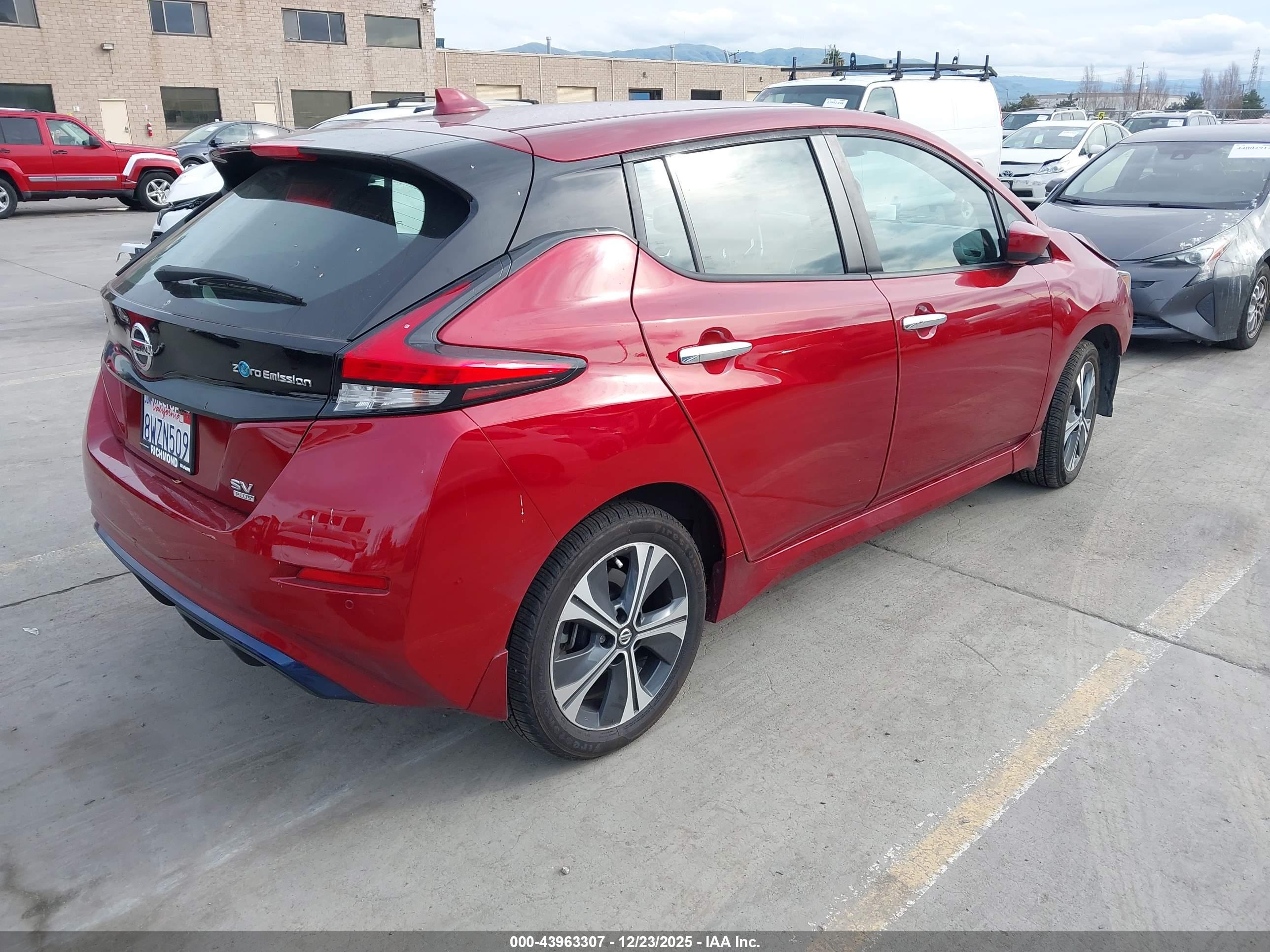 NISSAN LEAF image 4