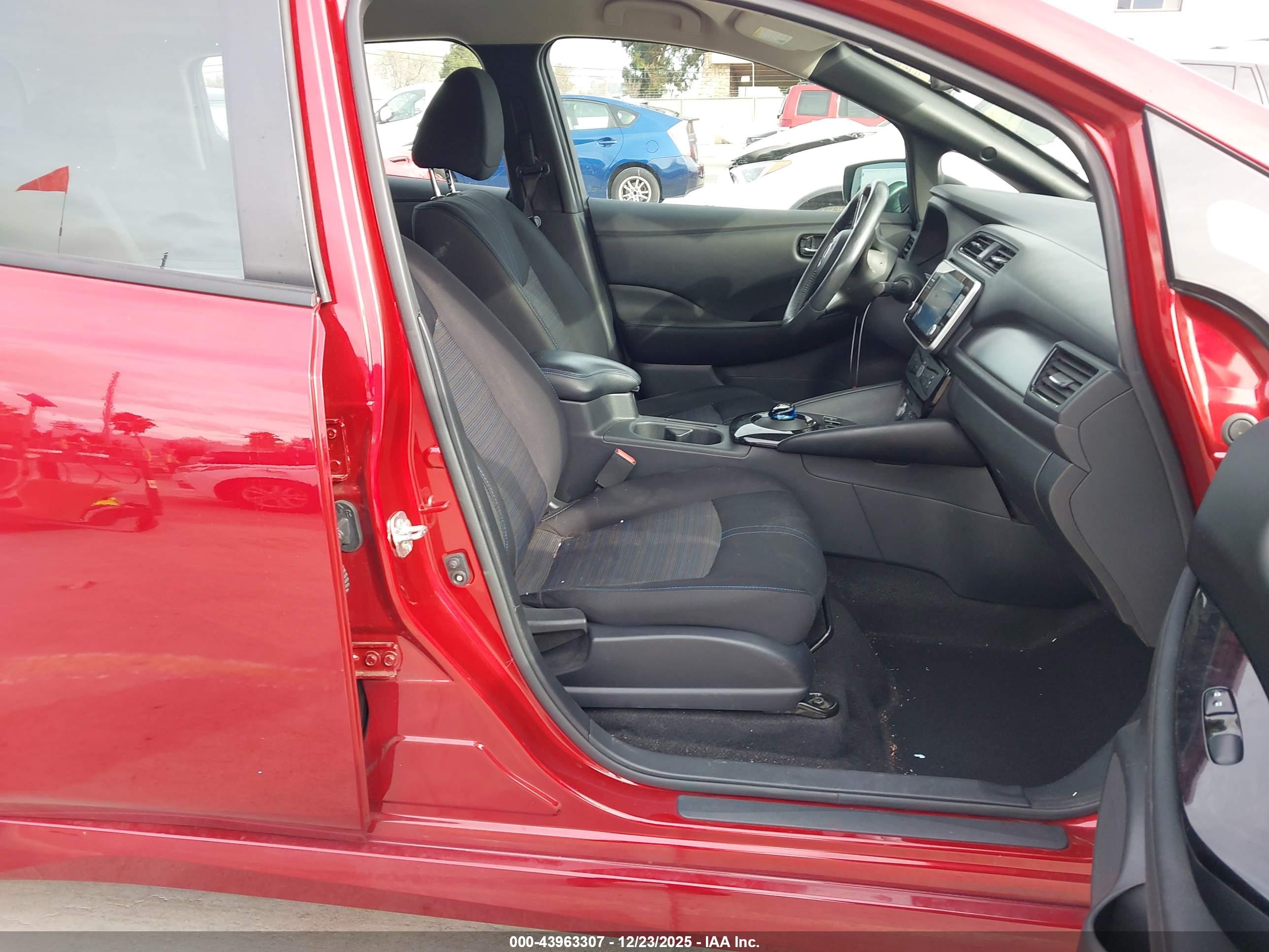 NISSAN LEAF image 5