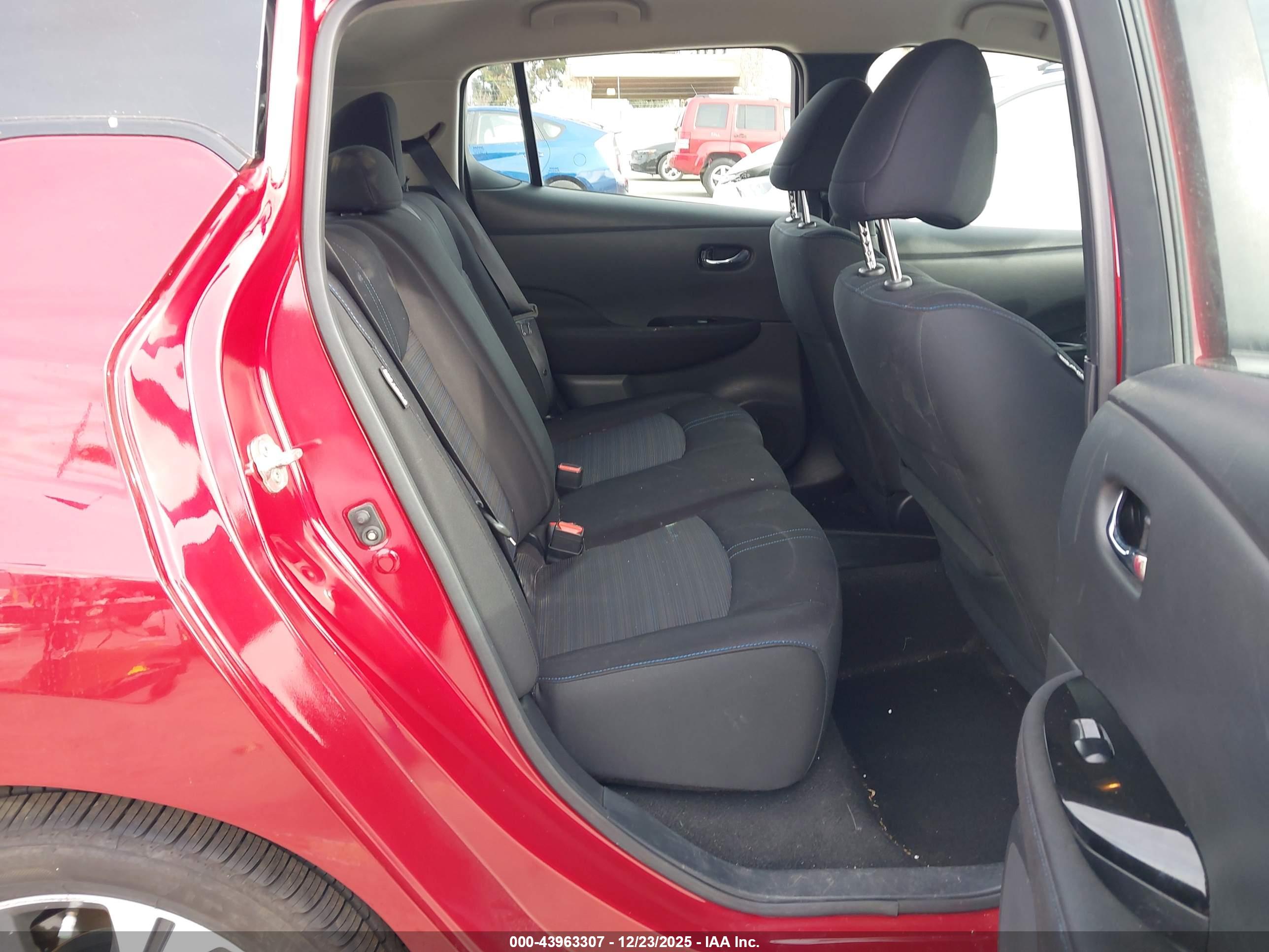 NISSAN LEAF image 8