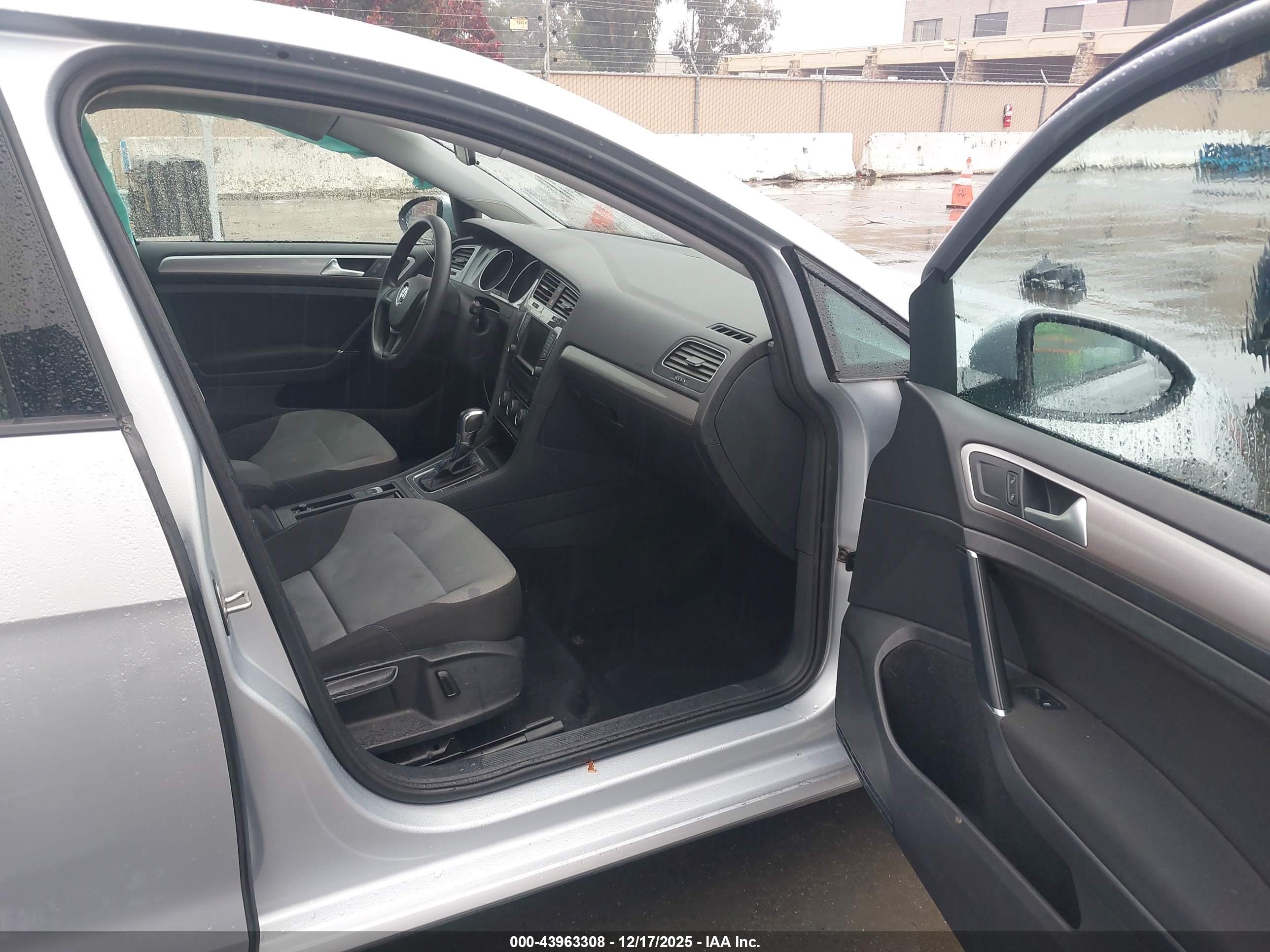 VOLKSWAGEN E-GOLF image 5