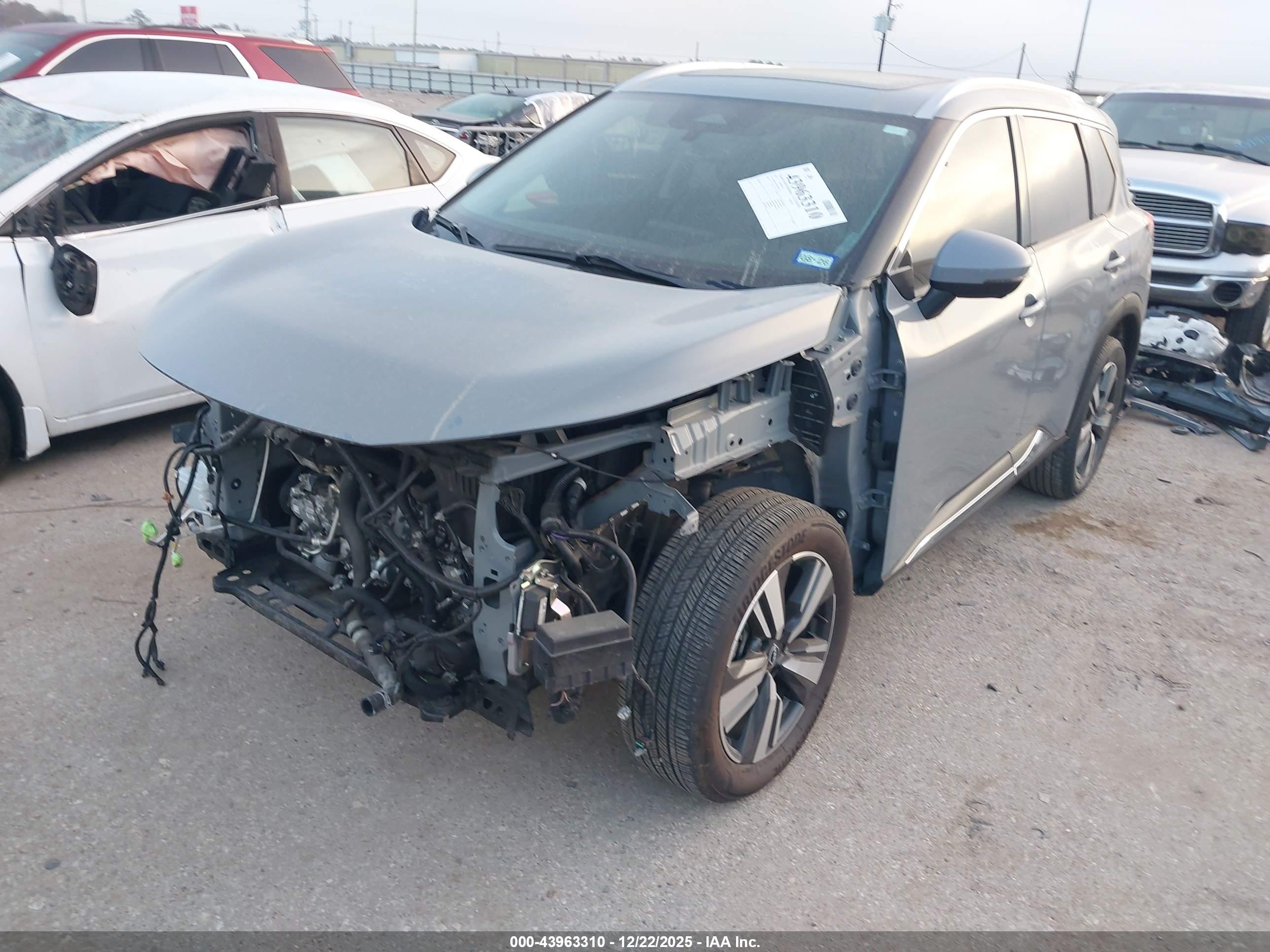 NISSAN ROGUE image 2