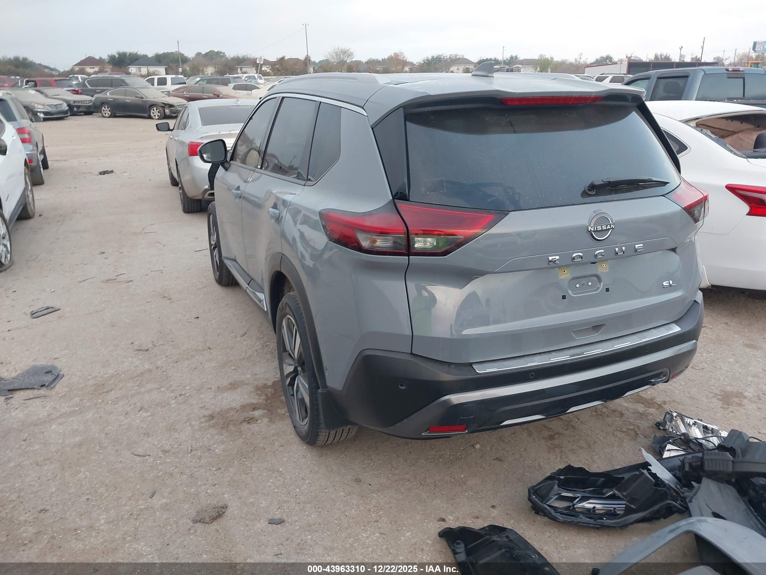 NISSAN ROGUE image 3