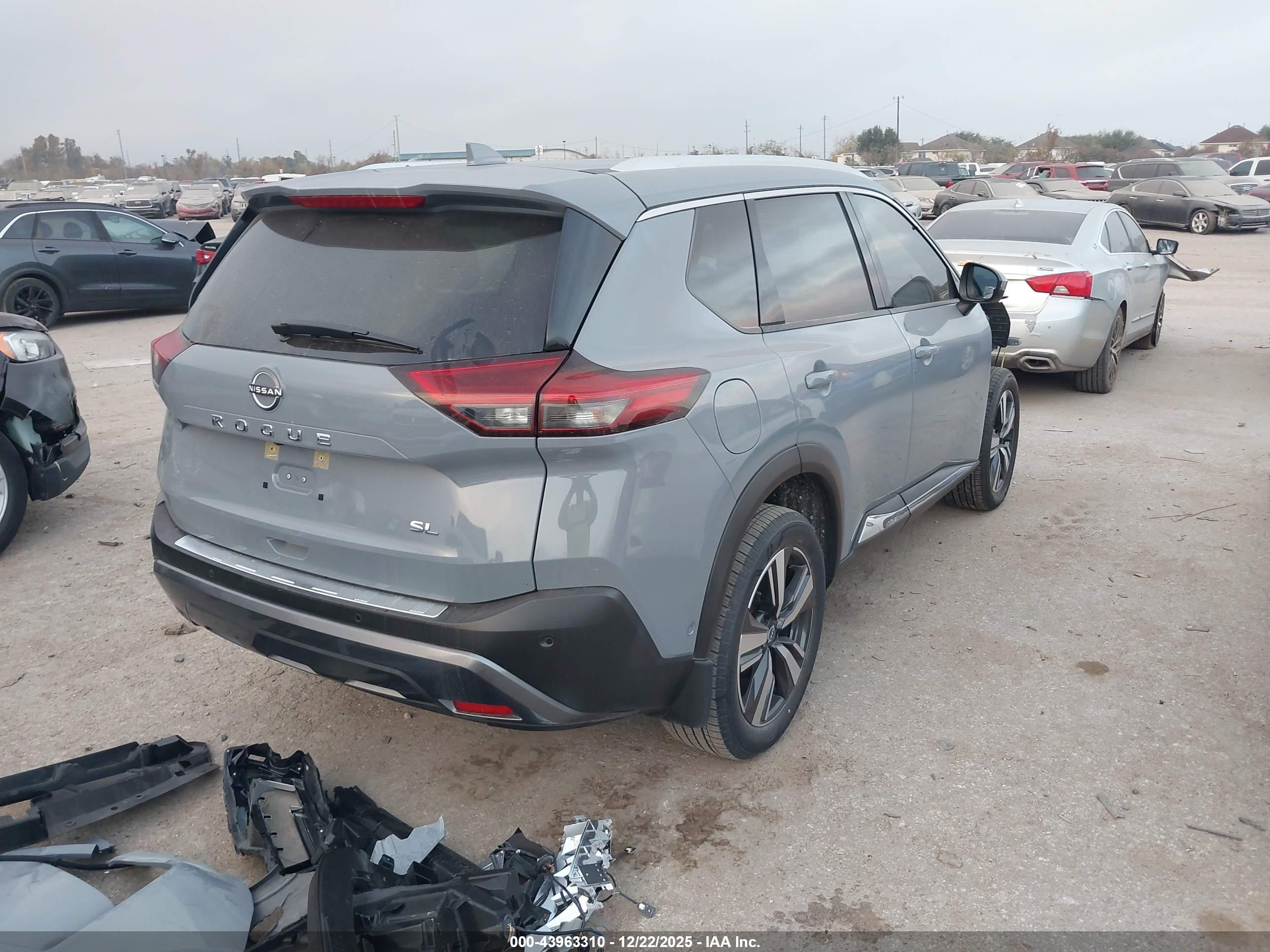 NISSAN ROGUE image 4