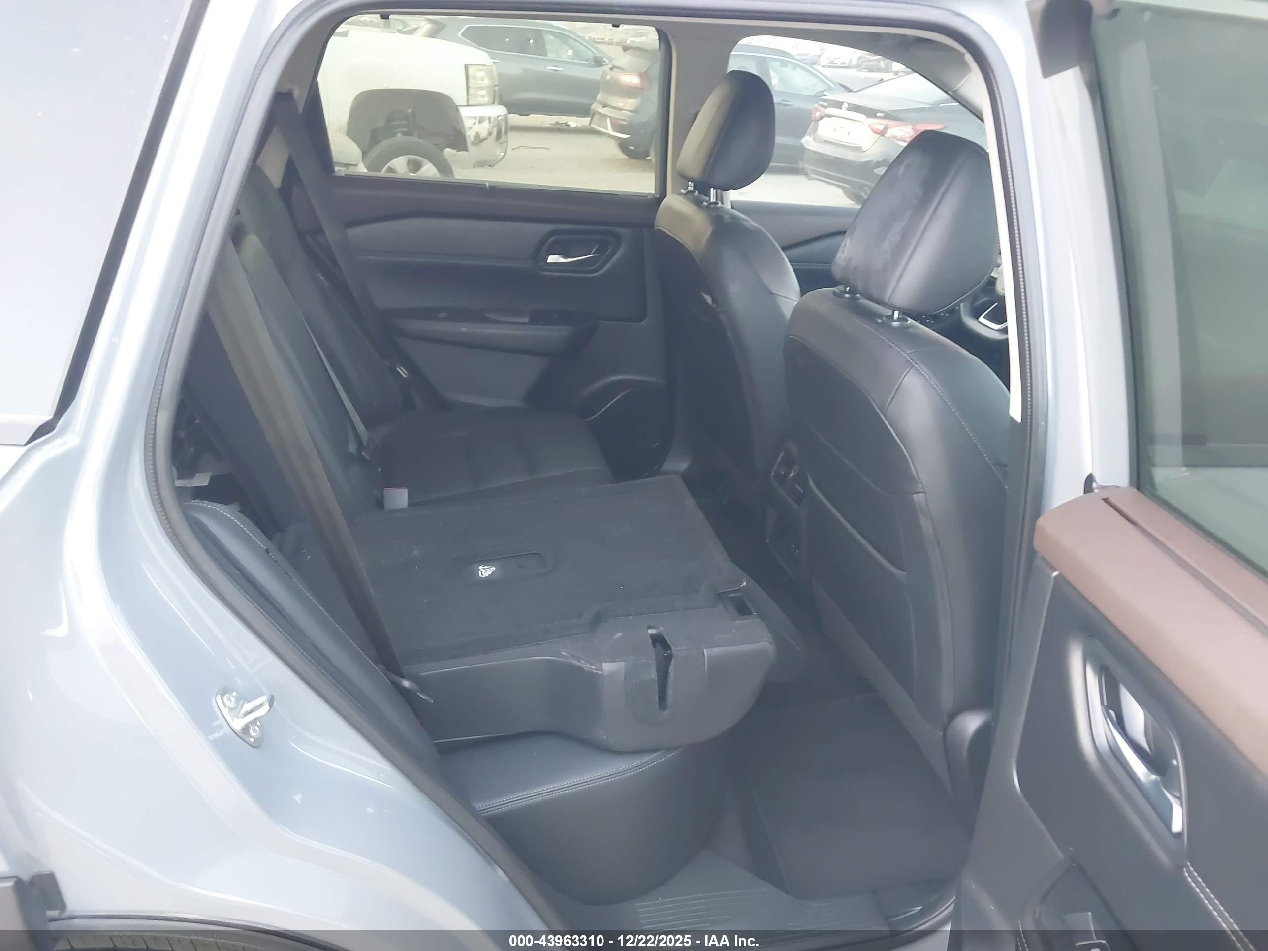 NISSAN ROGUE image 8