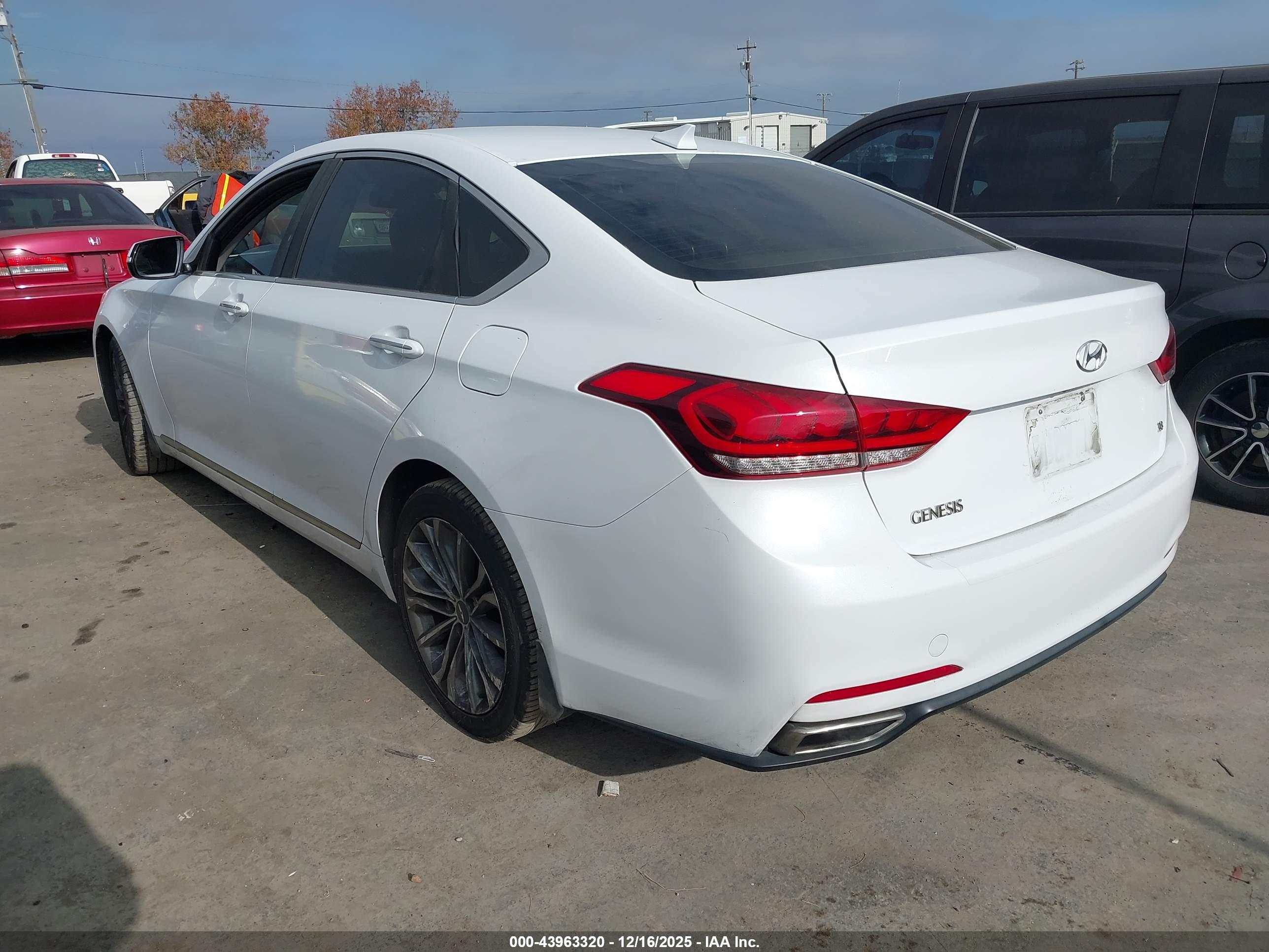 HYUNDAI GENESIS image 3