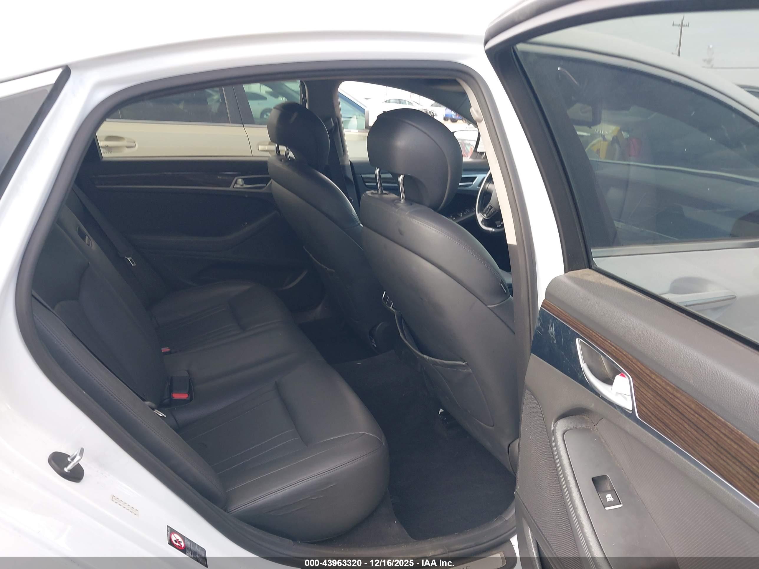 HYUNDAI GENESIS image 8