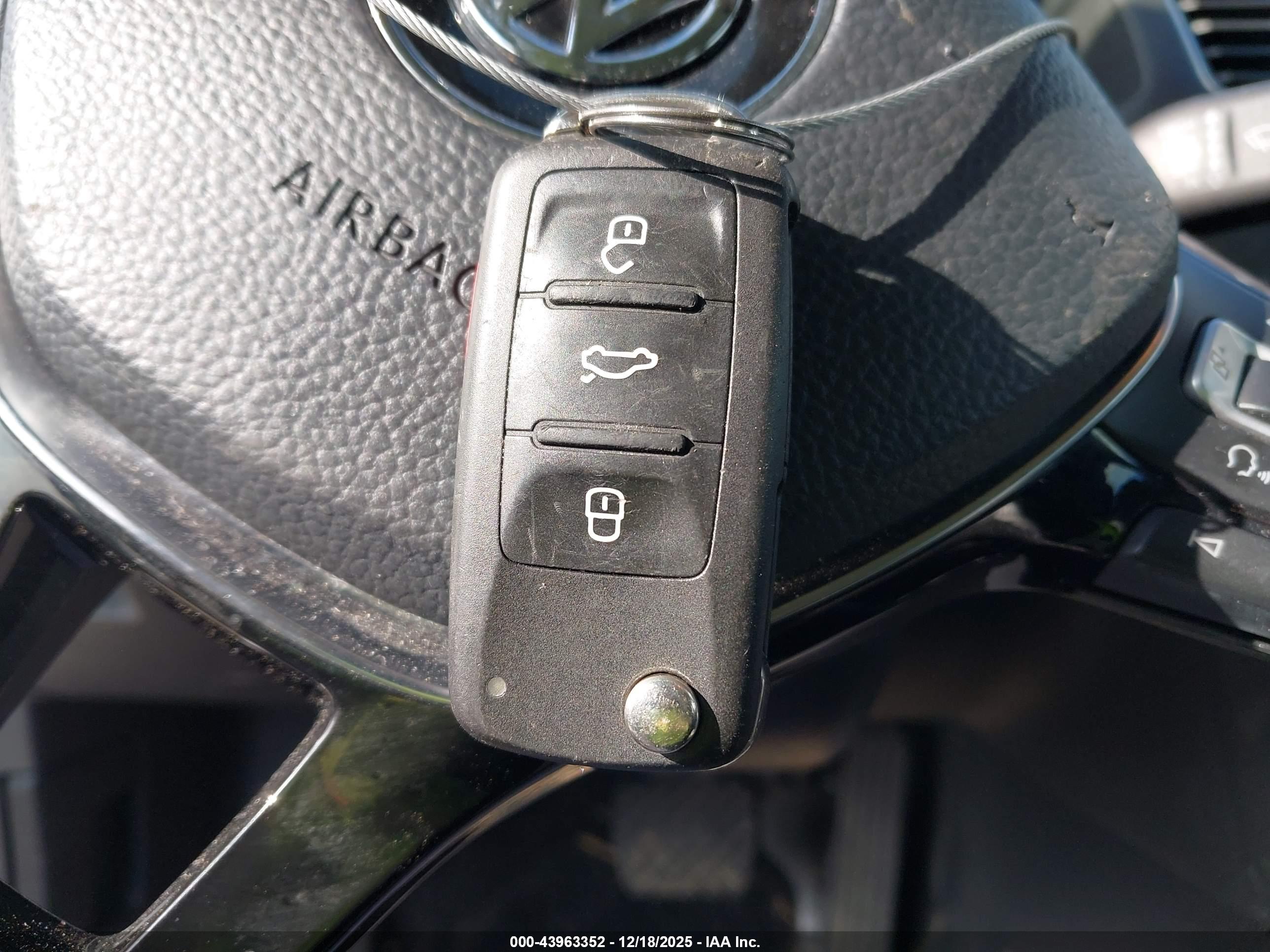 VOLKSWAGEN PASSAT image 11