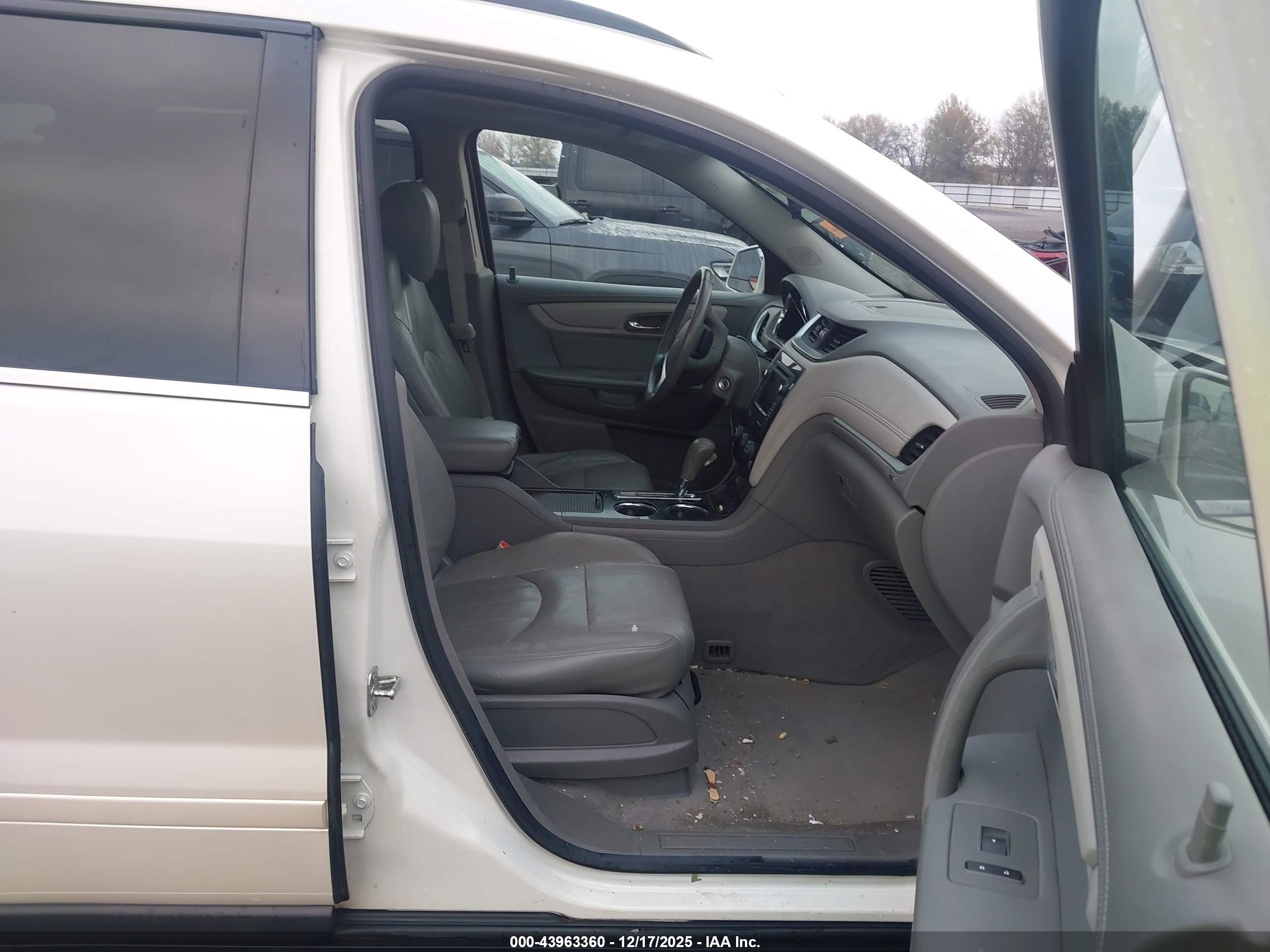 CHEVROLET TRAVERSE image 5