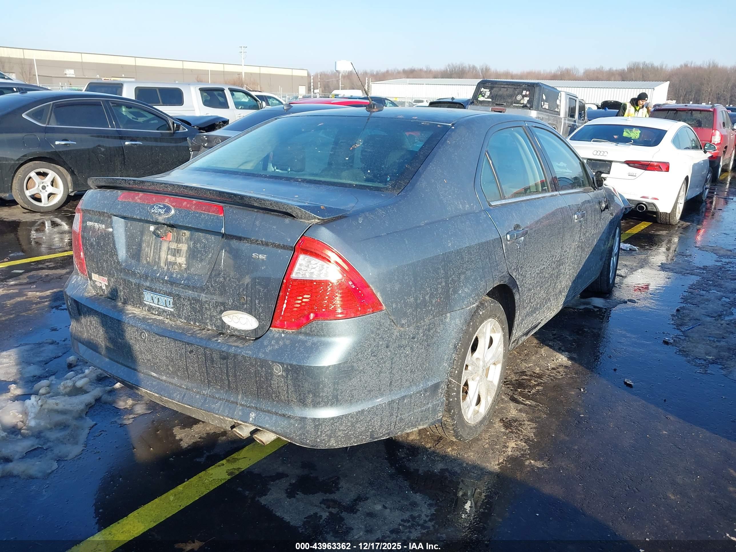 FORD FUSION image 4