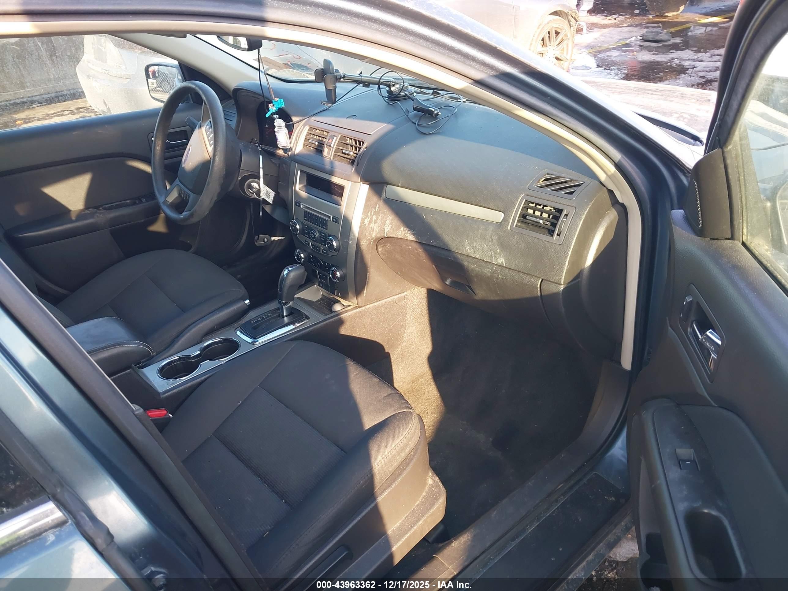 FORD FUSION image 5