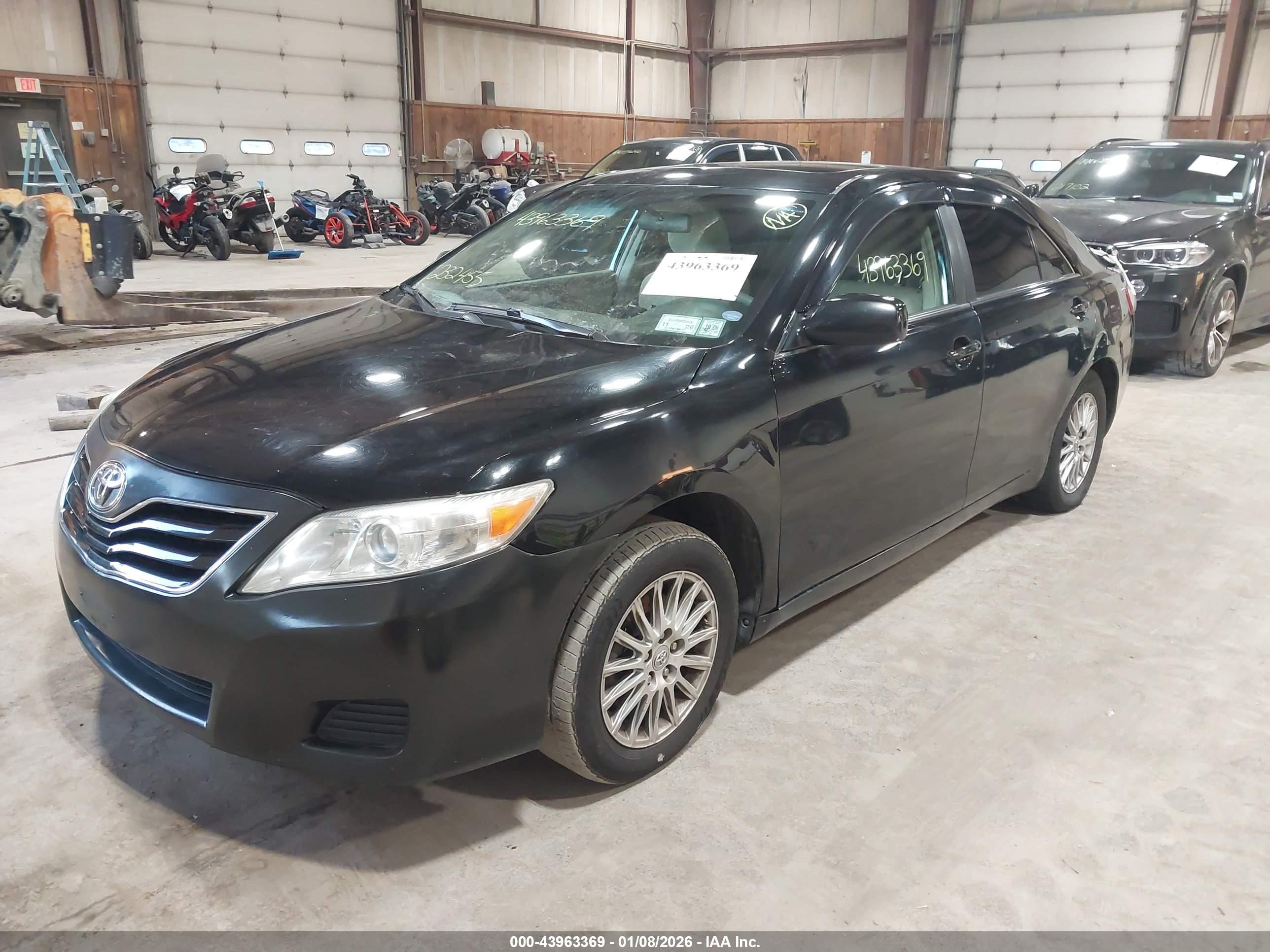 TOYOTA CAMRY image 2