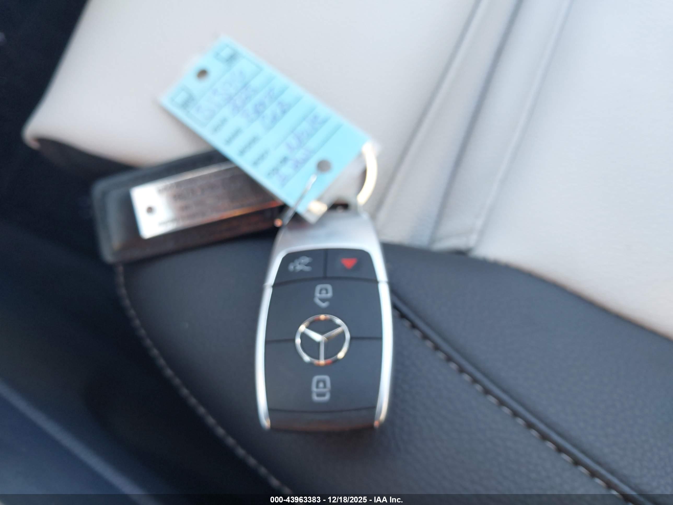MERCEDES-BENZ GLB image 11