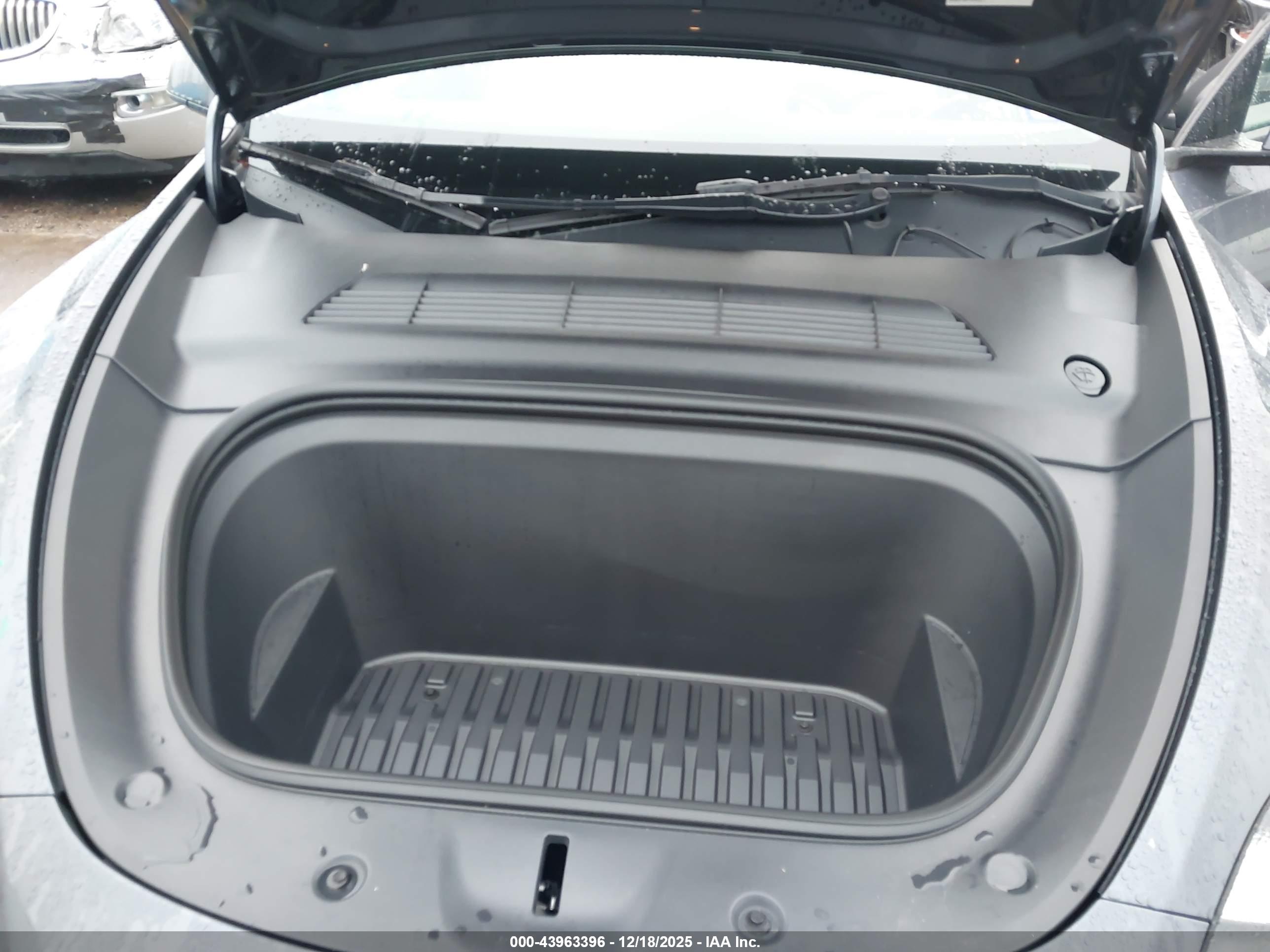 TESLA MODEL image 10