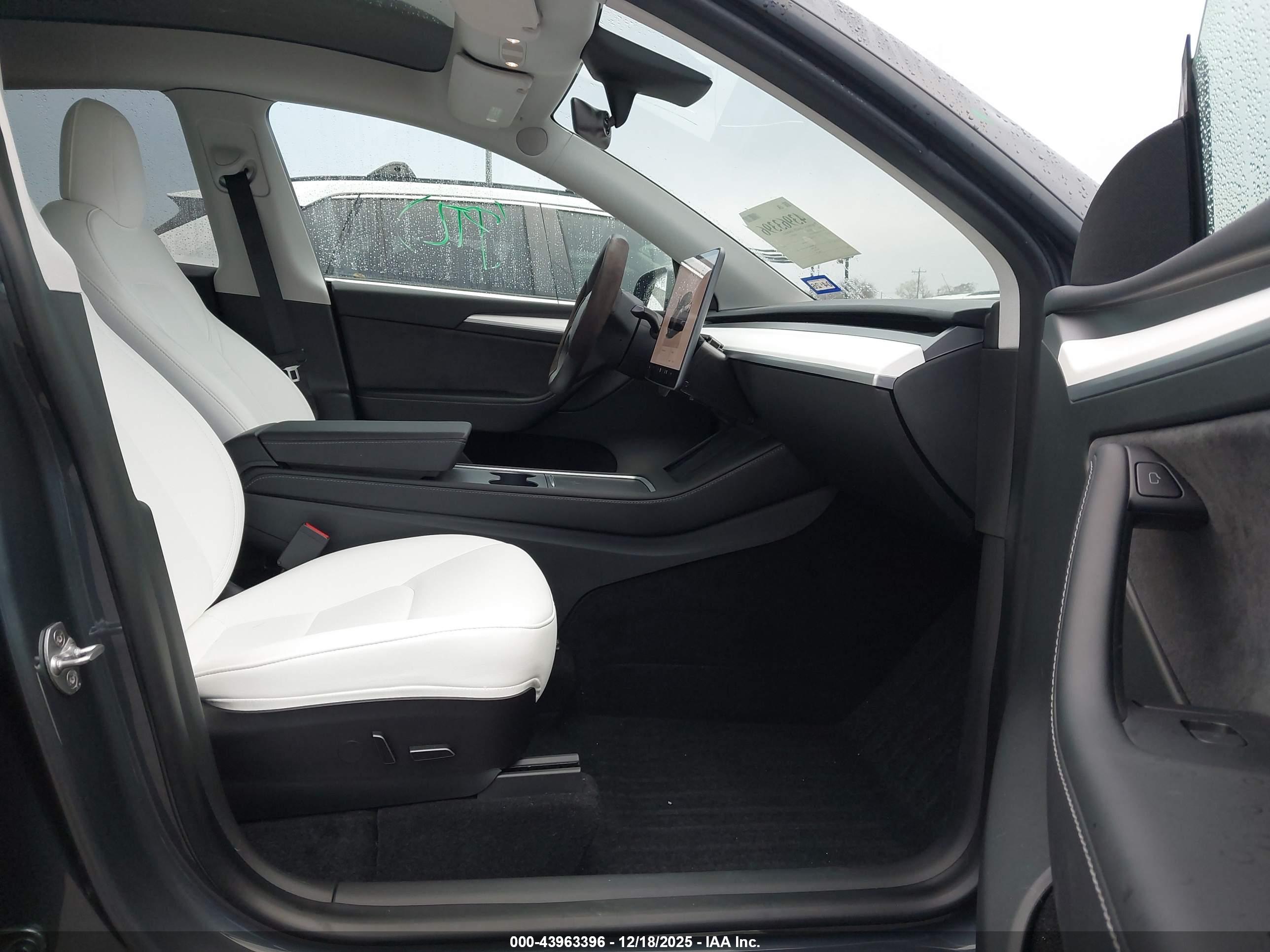 TESLA MODEL image 5