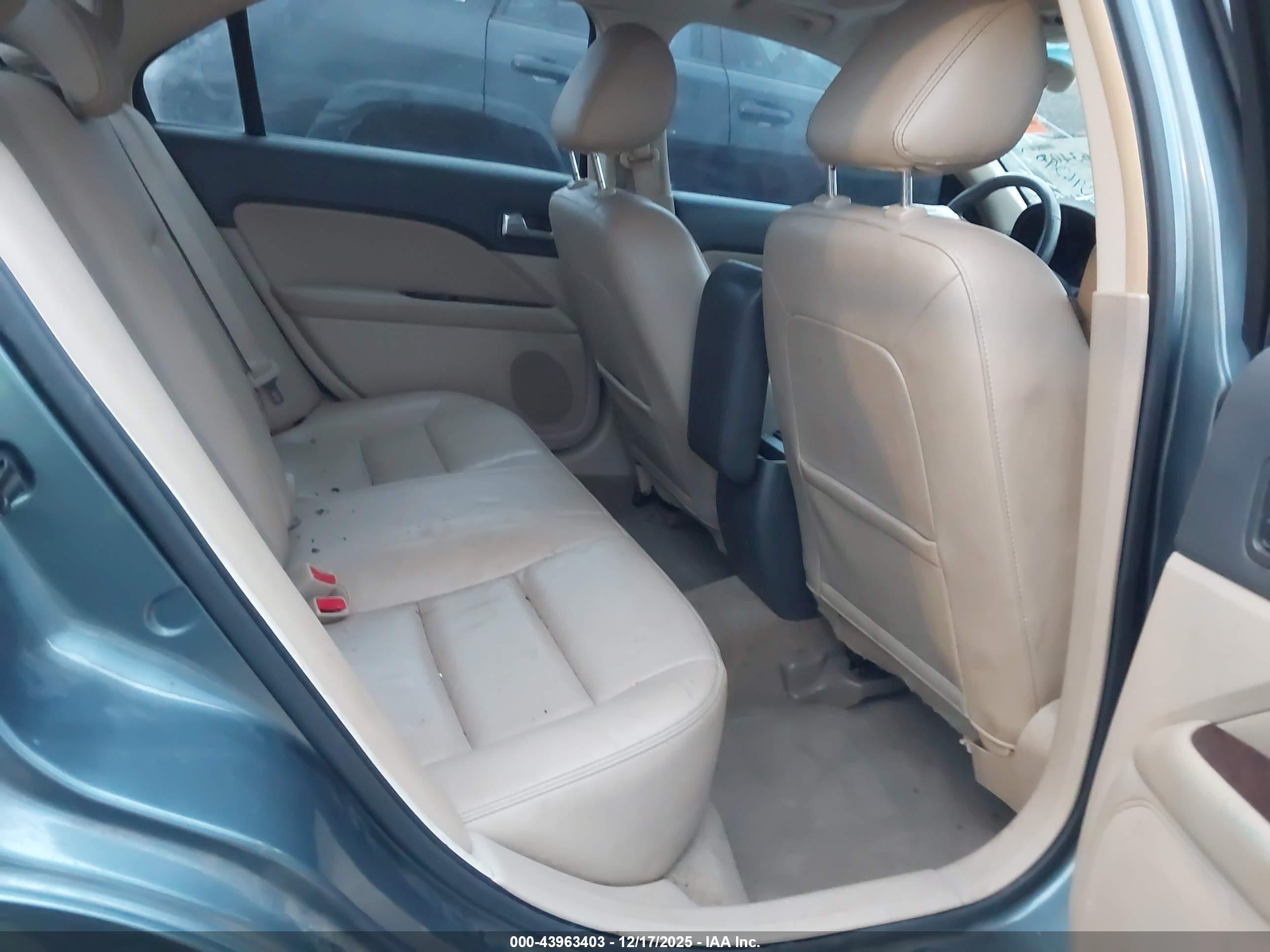 FORD FUSION image 8