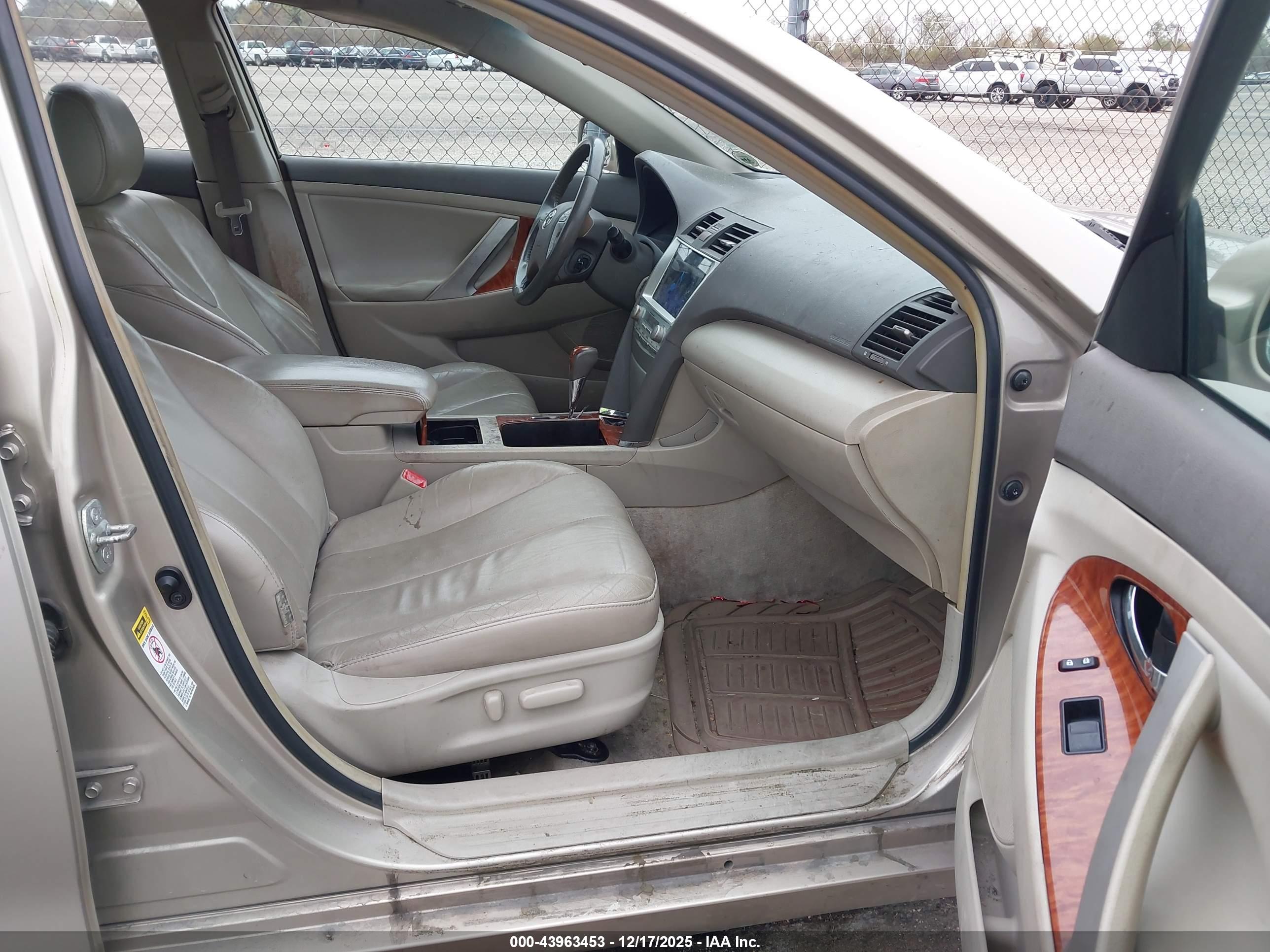 TOYOTA CAMRY image 5