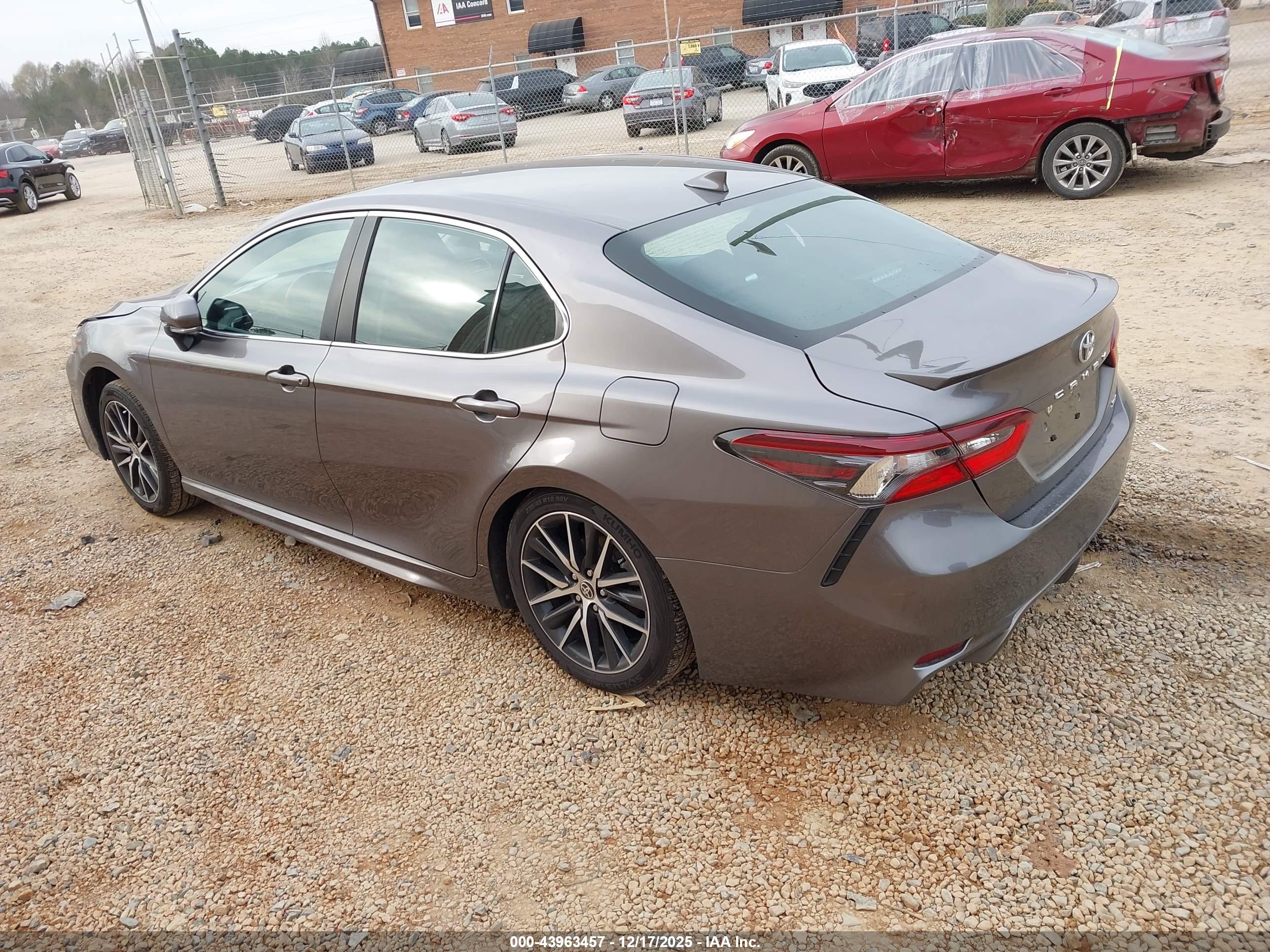 TOYOTA CAMRY image 3
