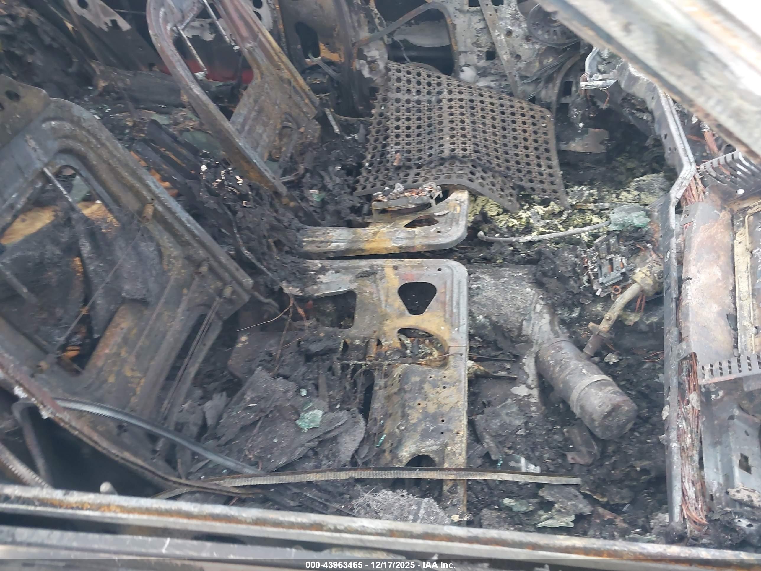 FORD CROWN image 5