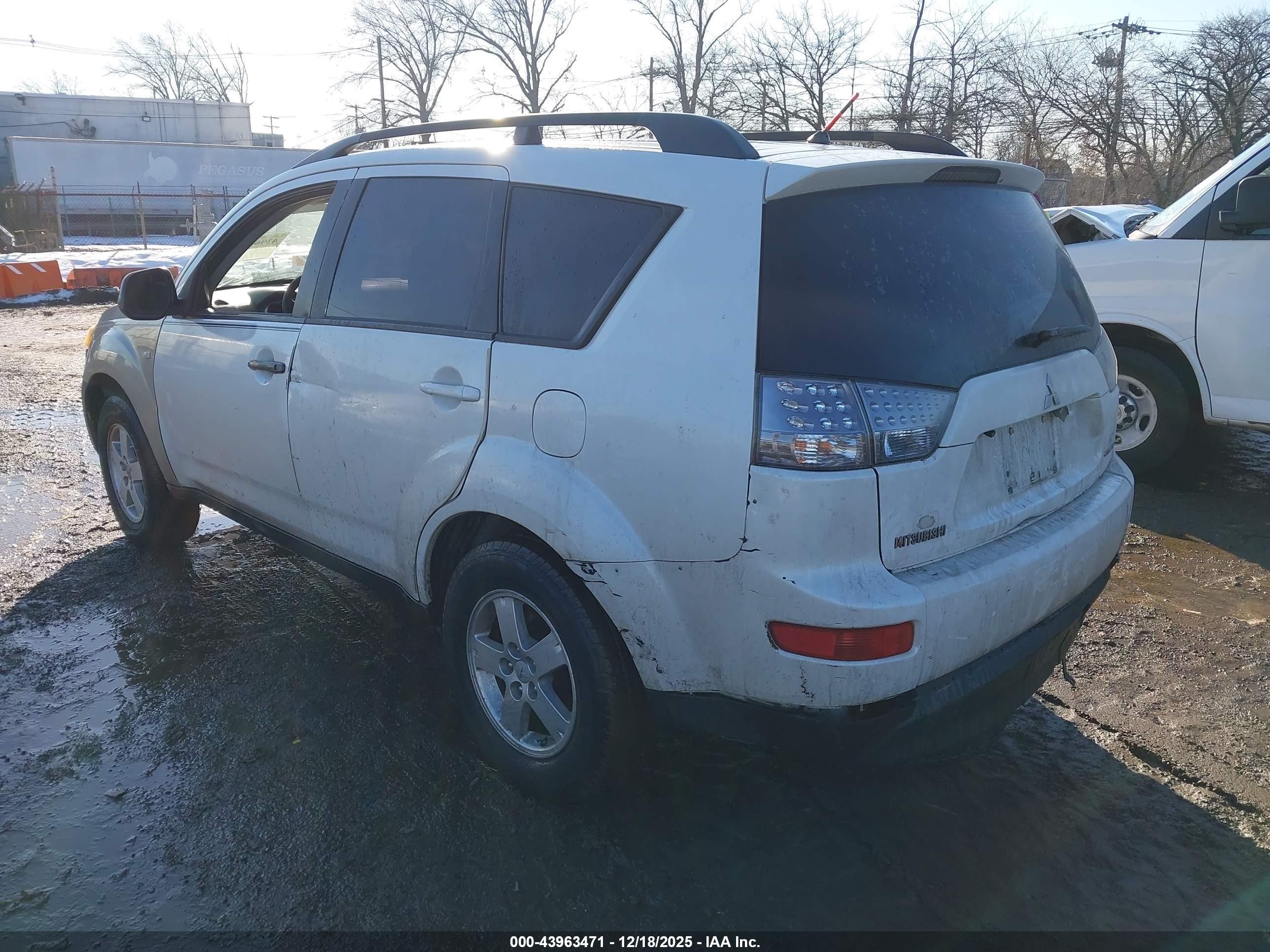 MITSUBISHI OUTLANDER image 3