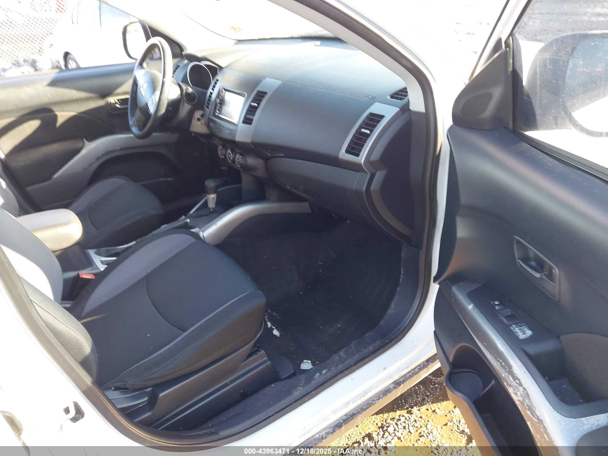 MITSUBISHI OUTLANDER image 5