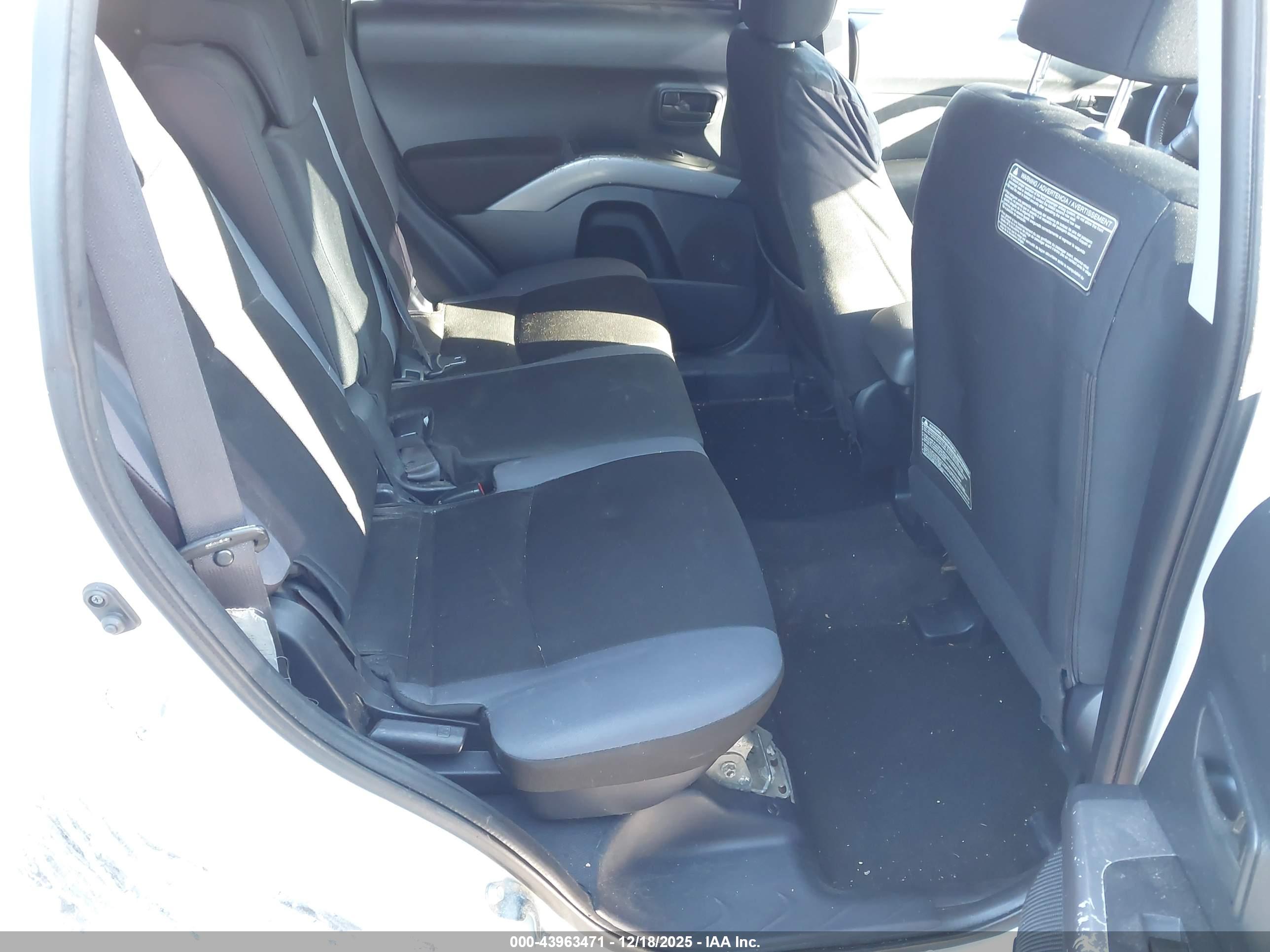 MITSUBISHI OUTLANDER image 8